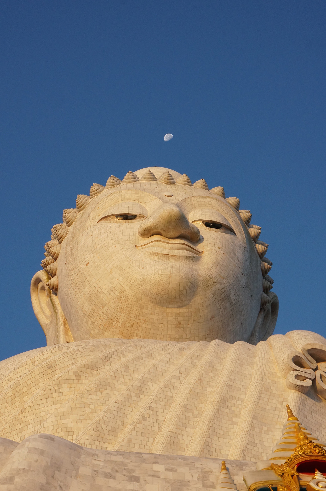 Sony Alpha NEX-5T + Sony E 18-50mm F4-5.6 sample photo. Big buddha sunrise photography