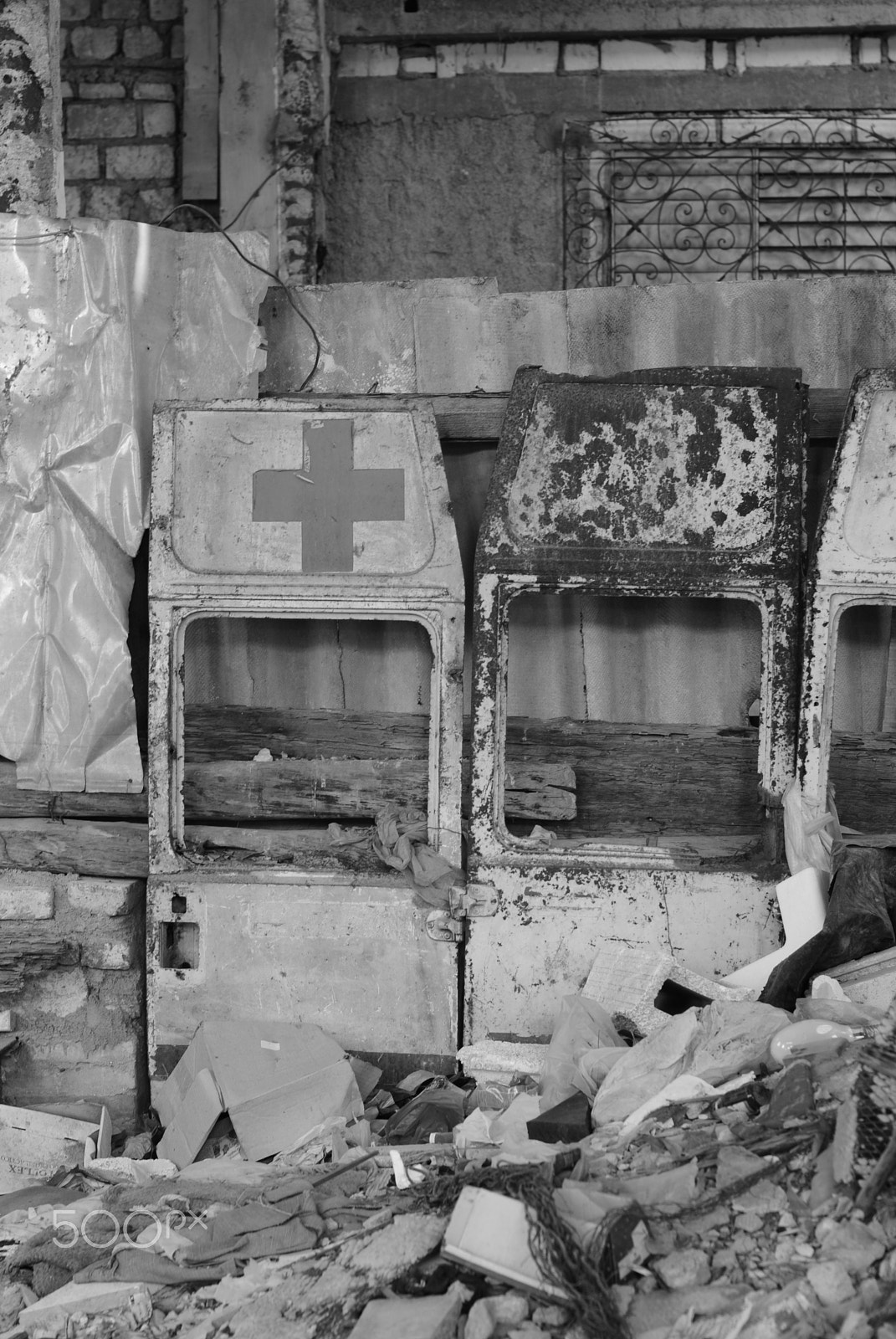 Nikon D3000 + Nikon AF-S Nikkor 50mm F1.4G sample photo. B&w experiment photography