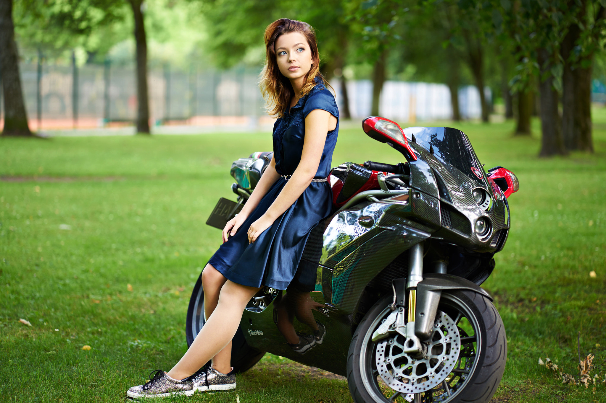 ZEISS Batis 85mm F1.8 sample photo. Women driving photography