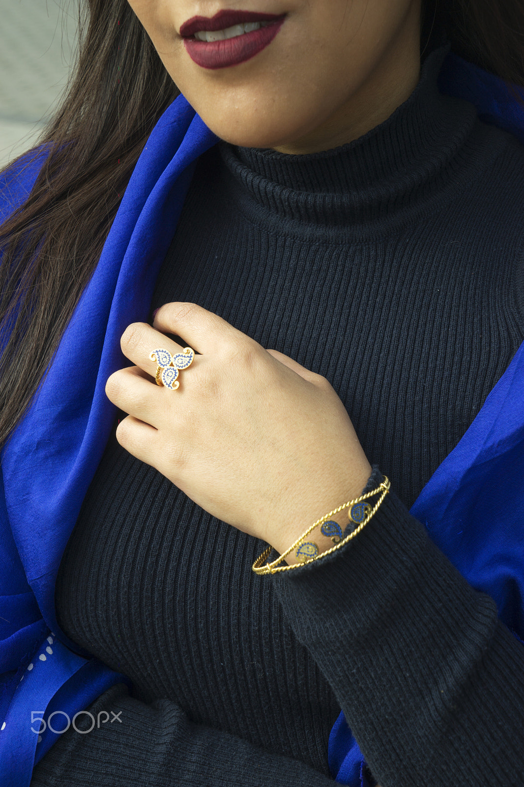 Sony a7 + Sony Vario Tessar T* FE 24-70mm F4 ZA OSS sample photo. Beautiful girl with turkish headscarves and gold antique jewellery photography