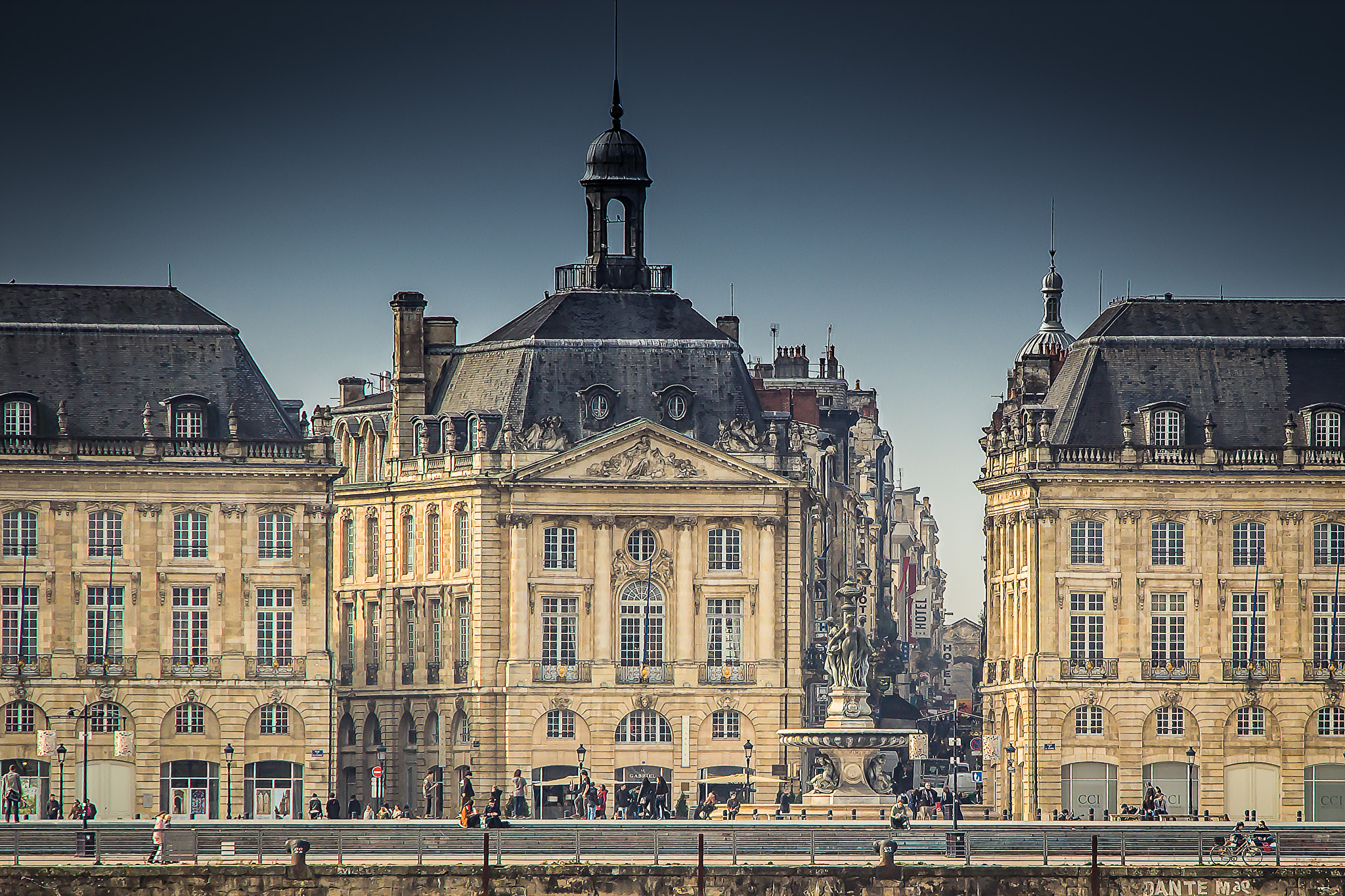 Canon EOS 100D (EOS Rebel SL1 / EOS Kiss X7) + Canon TS-E 90mm F2.8 Tilt-Shift sample photo. Bordeaux photography