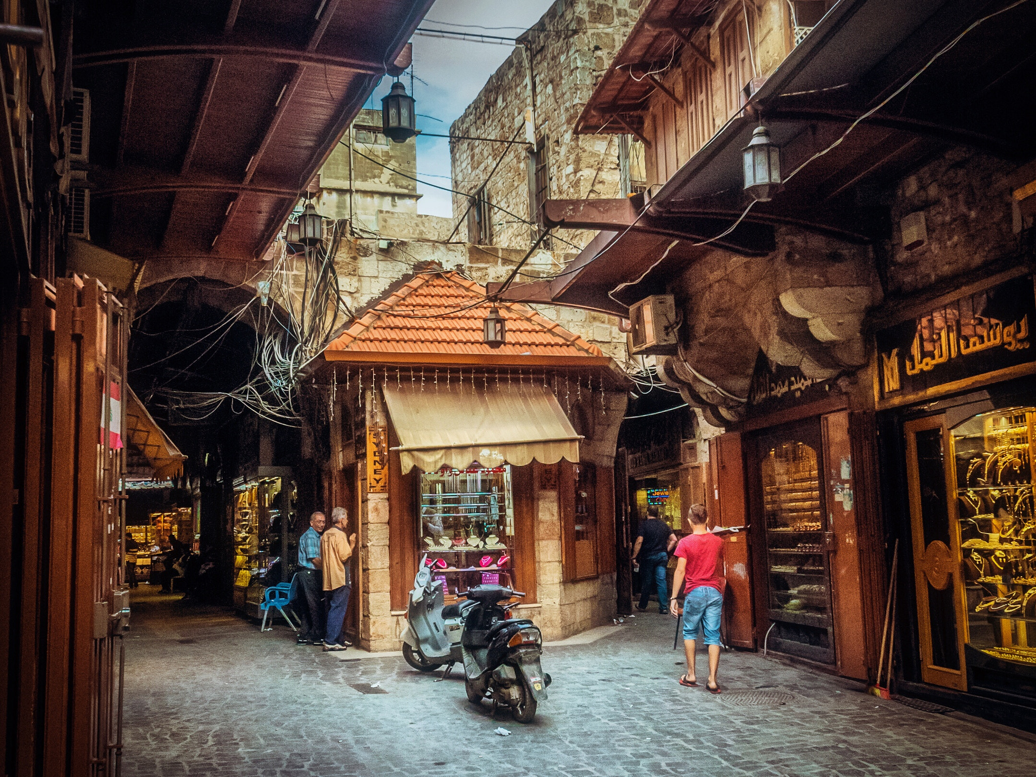Sigma 8-16mm F4.5-5.6 DC HSM sample photo. Gold market photography