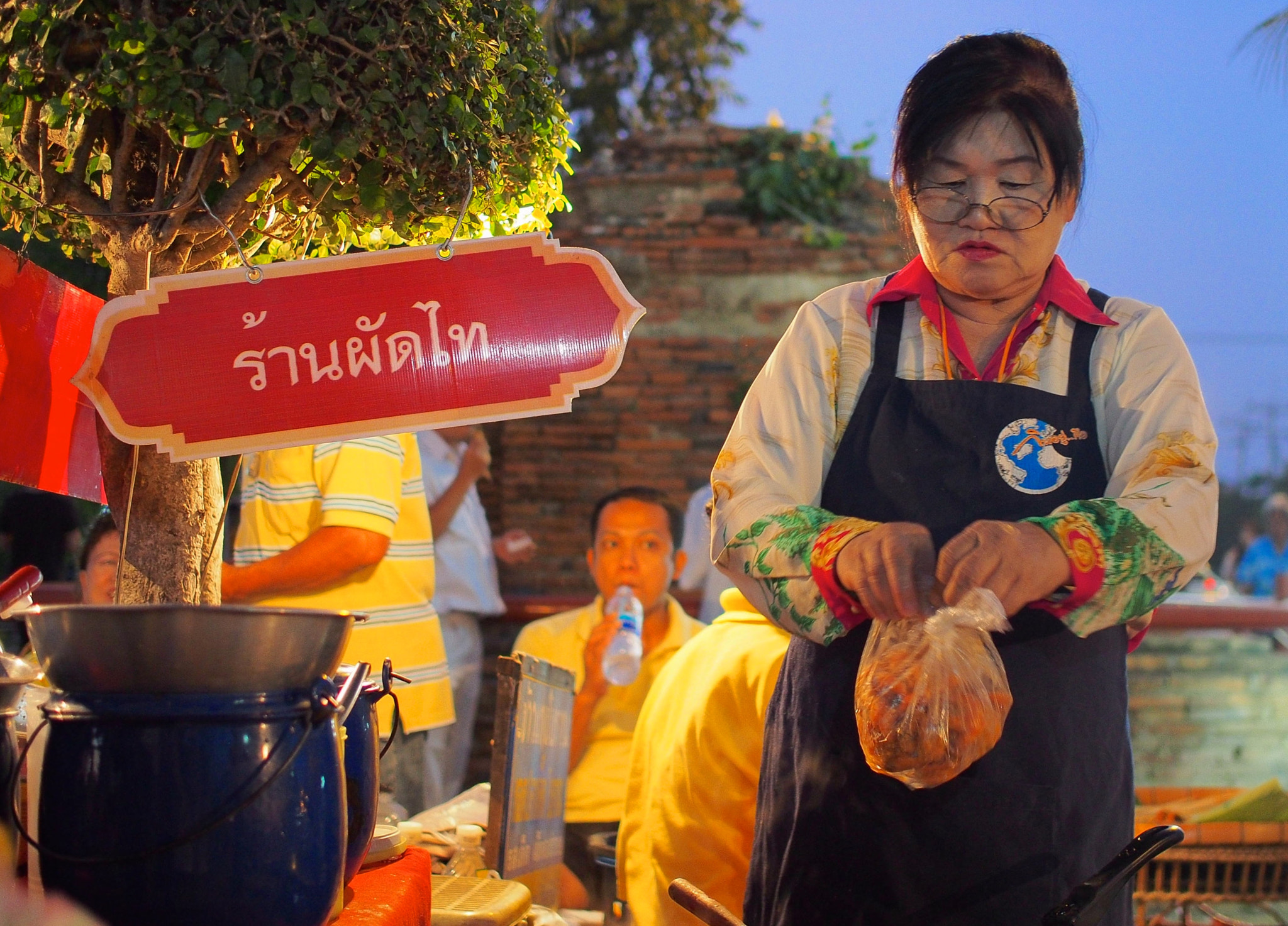 Olympus OM-D E-M5 + Olympus M.Zuiko Digital 25mm F1.8 sample photo. Street food seller photography