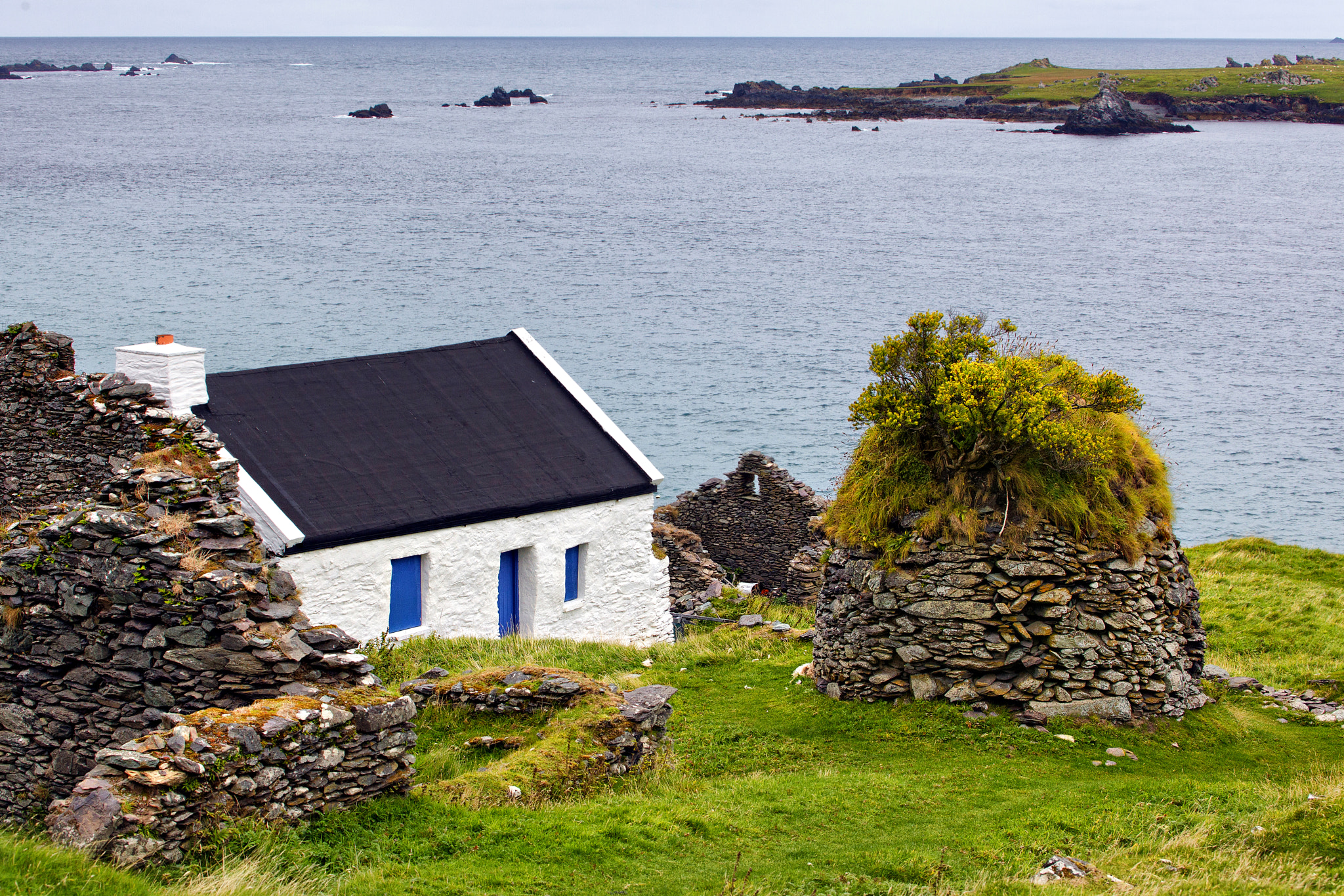 Canon EF 70-300mm F4-5.6L IS USM sample photo. Cottage and clochán photography