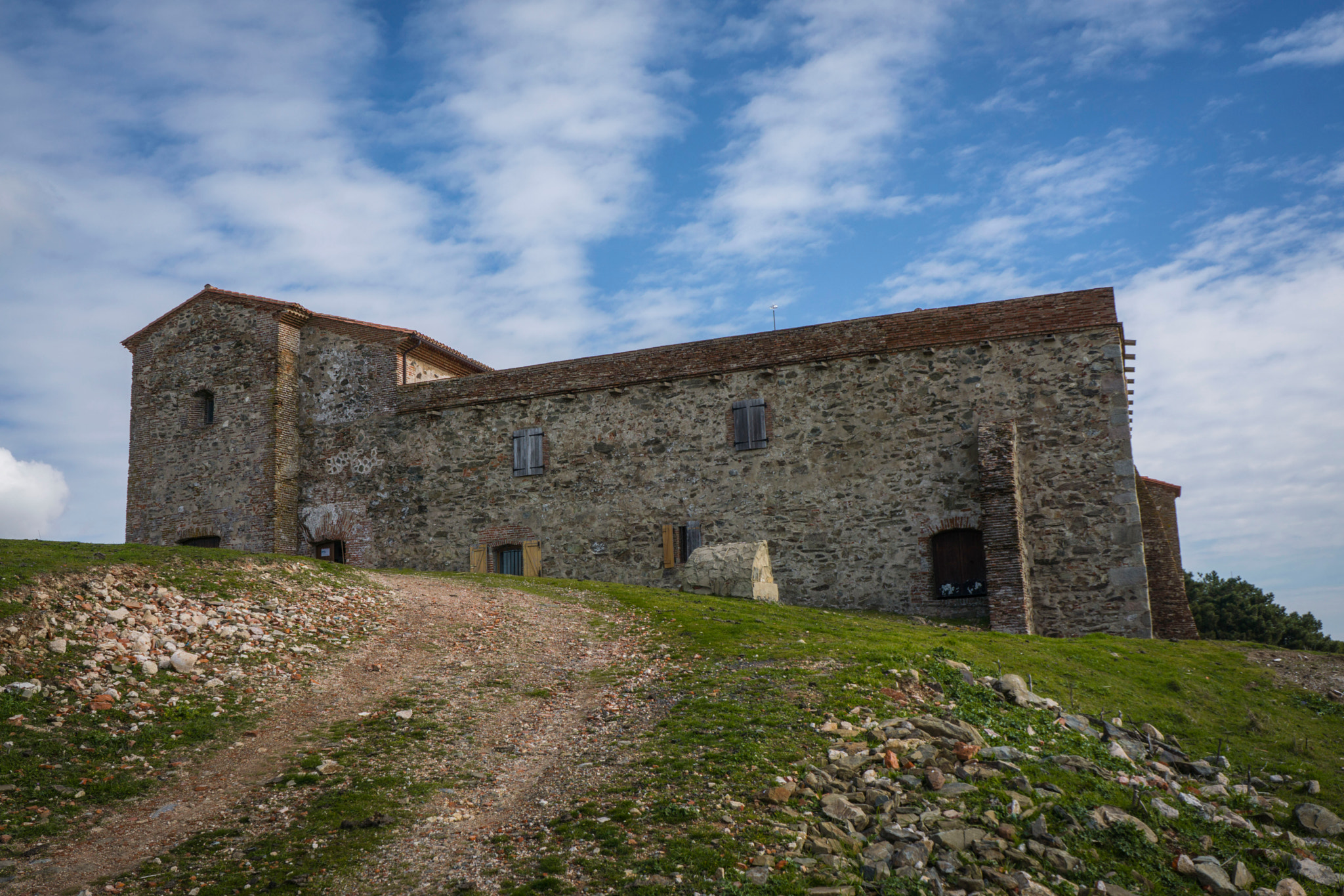 Sony a6000 + Sony E 18-55mm F3.5-5.6 OSS sample photo. Monasterio de tentudia photography