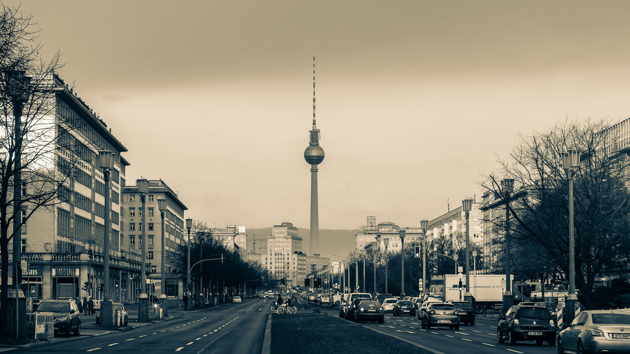 Canon EOS 500D (EOS Rebel T1i / EOS Kiss X3) + Canon EF 50mm F1.4 USM sample photo. Berlin space needle photography