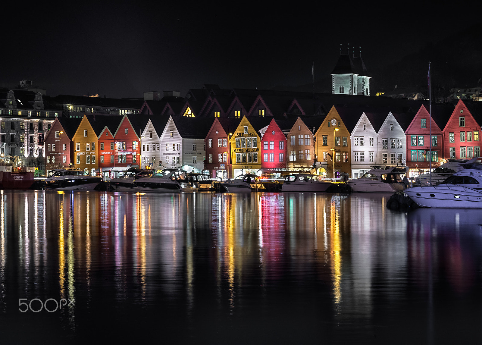 Sony a7 + Sony FE 90mm F2.8 Macro G OSS sample photo. Ved brygjo i bergen, dar ligga da ein båt photography