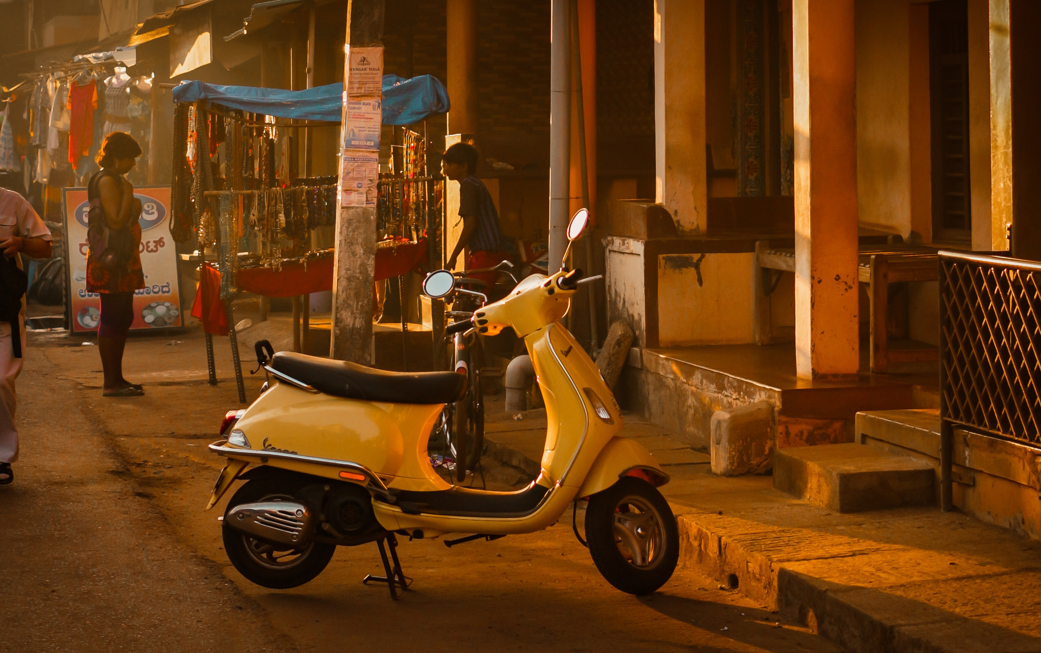 Canon EOS 700D (EOS Rebel T5i / EOS Kiss X7i) + Canon EF 40mm F2.8 STM sample photo. Gokarna streets photography