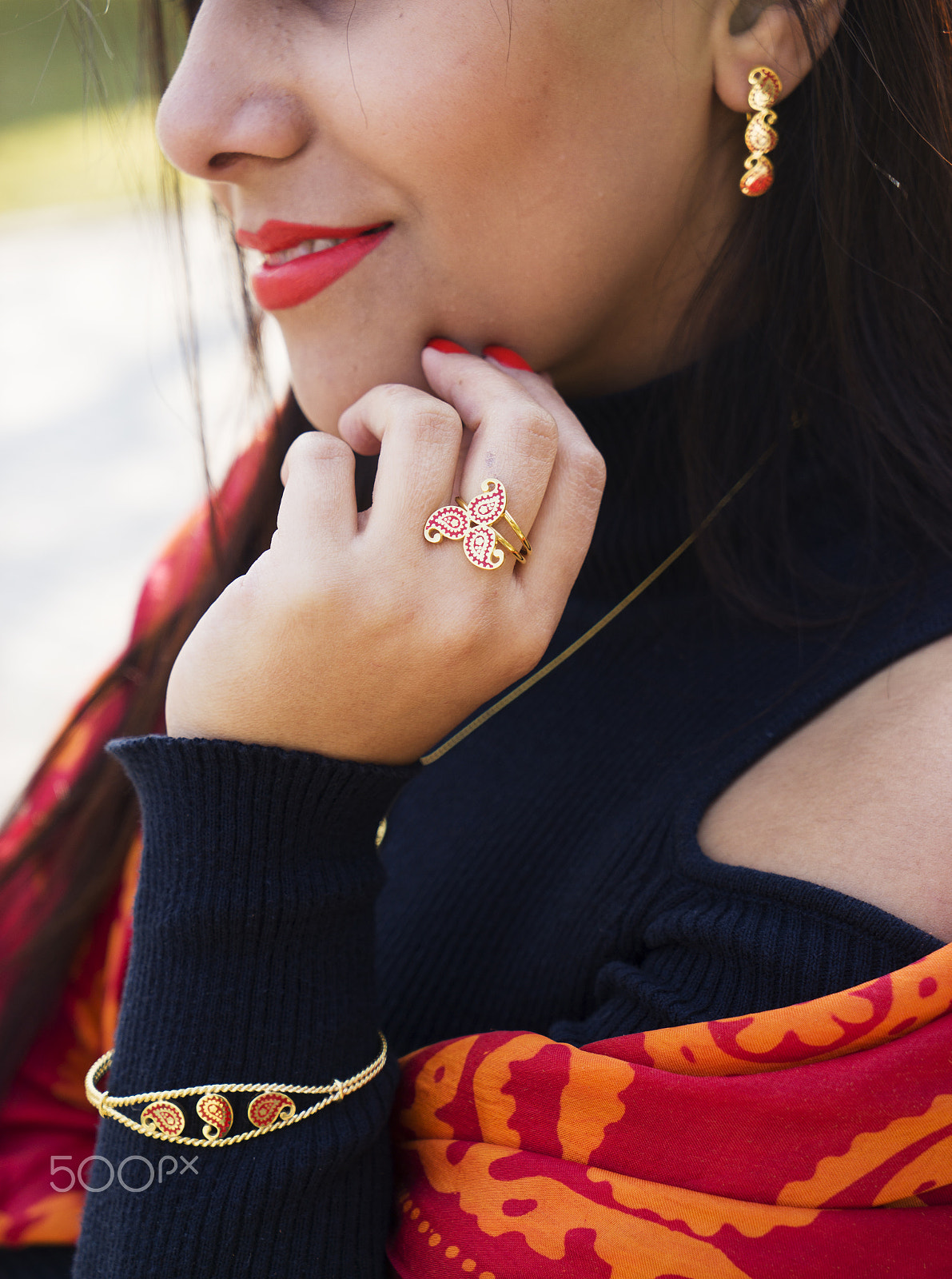 Sony a7 + Sony Vario Tessar T* FE 24-70mm F4 ZA OSS sample photo. Beautiful girl with turkish headscarves and gold antique vintage jewellery photography