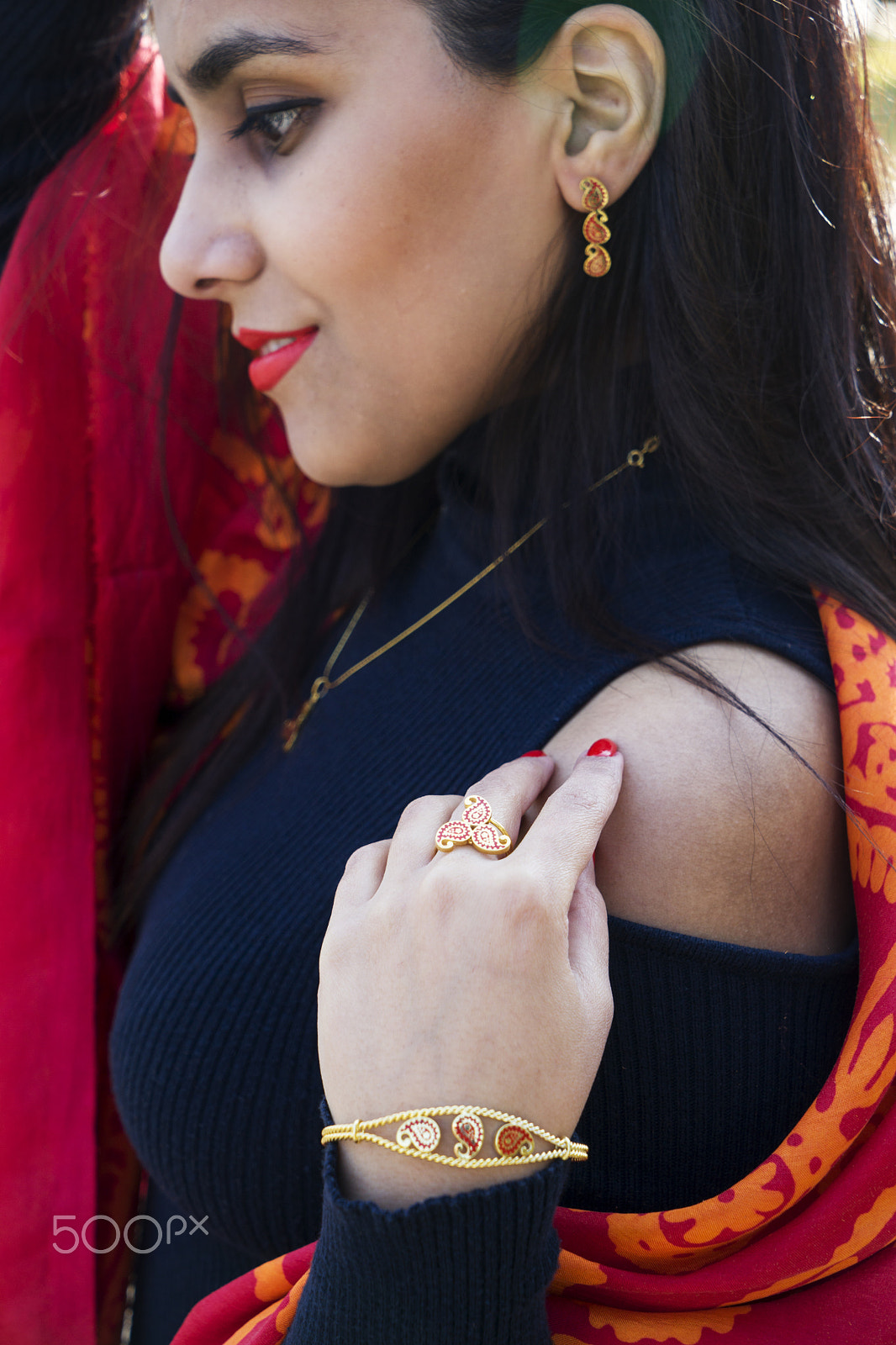 Sony a7 + Sony Vario Tessar T* FE 24-70mm F4 ZA OSS sample photo. Beautiful girl with turkish headscarves and gold antique vintage jewellery photography
