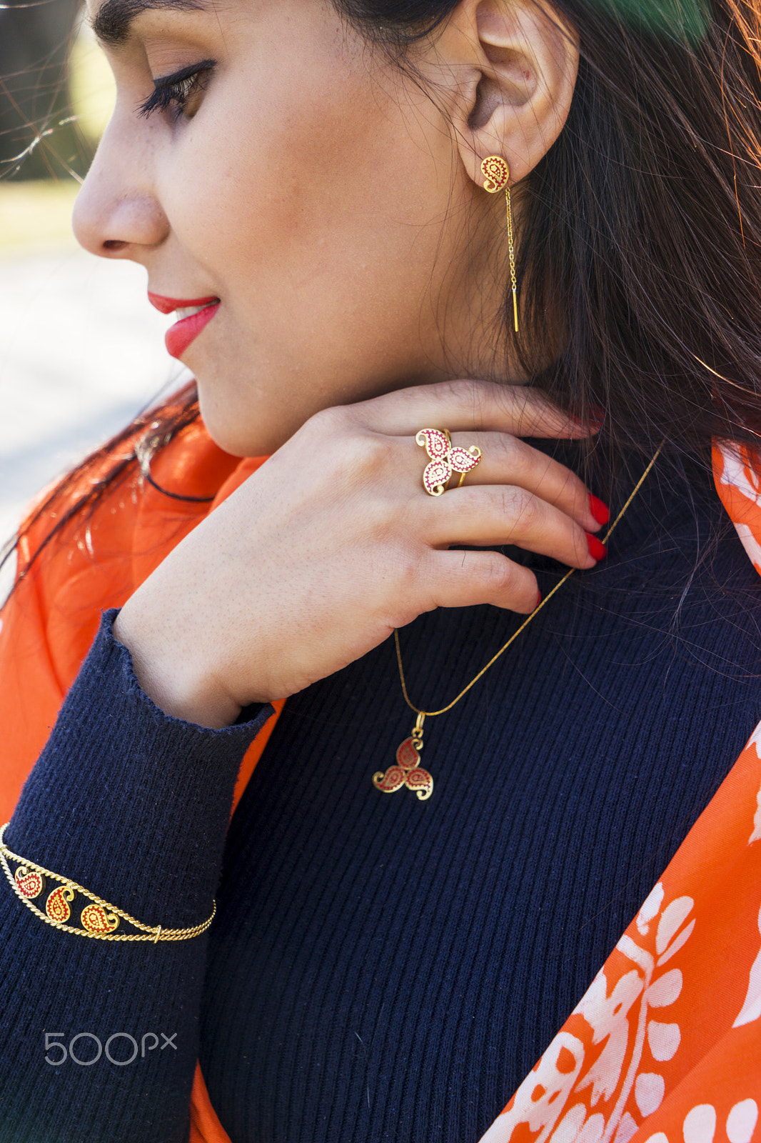 Sony a7 + Sony Vario Tessar T* FE 24-70mm F4 ZA OSS sample photo. Beautiful girl with turkish headscarves and gold antique vintage jewellery photography