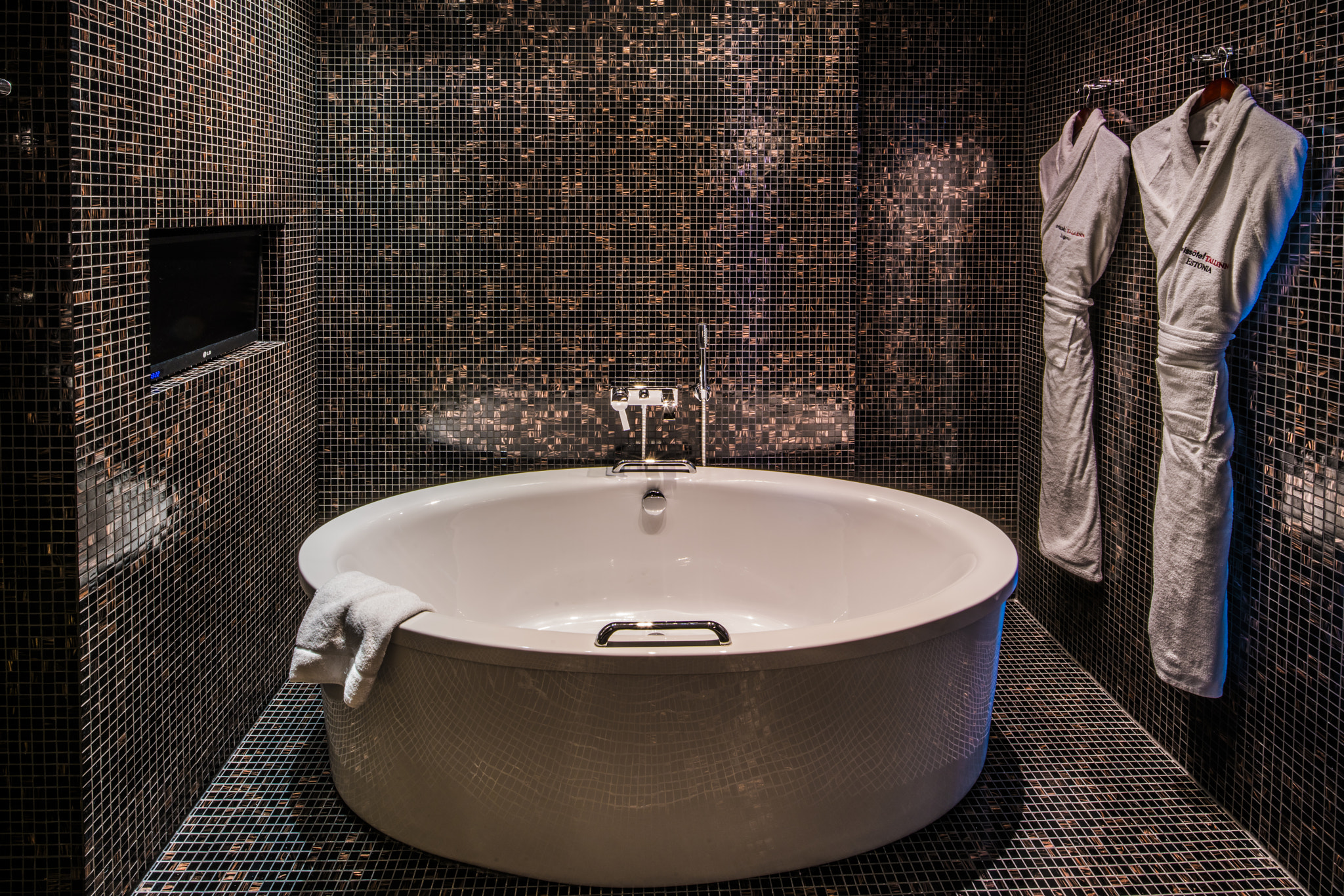 Canon TS-E 17mm F4L Tilt-Shift sample photo. The presidential bath tub photography