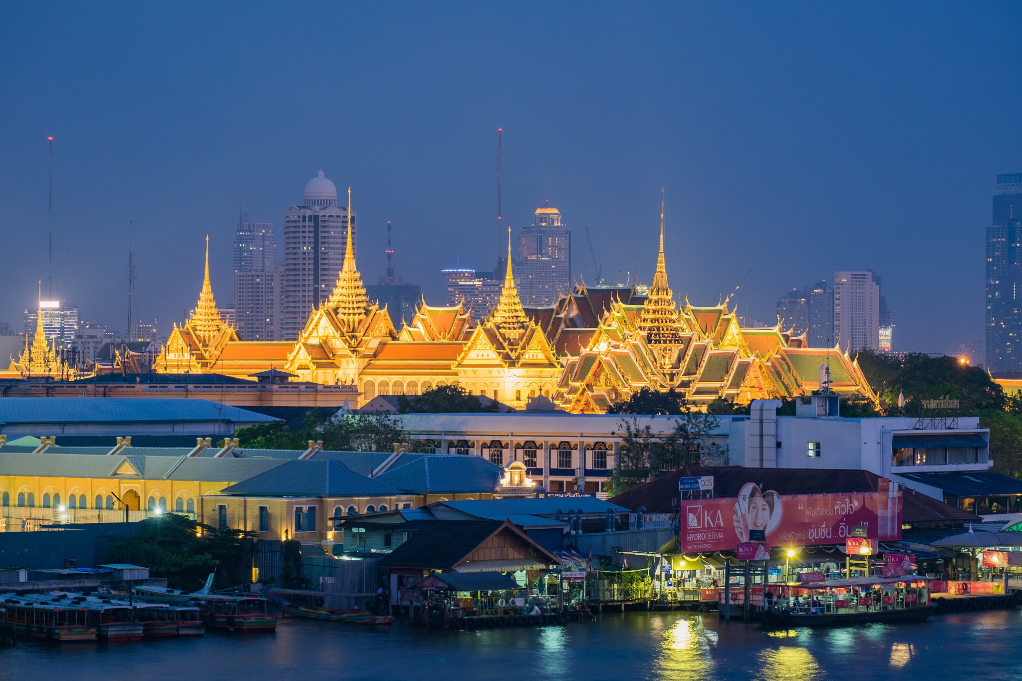 Fujifilm X-E2 + Fujifilm XC 50-230mm F4.5-6.7 OIS II sample photo. The grand palace photography