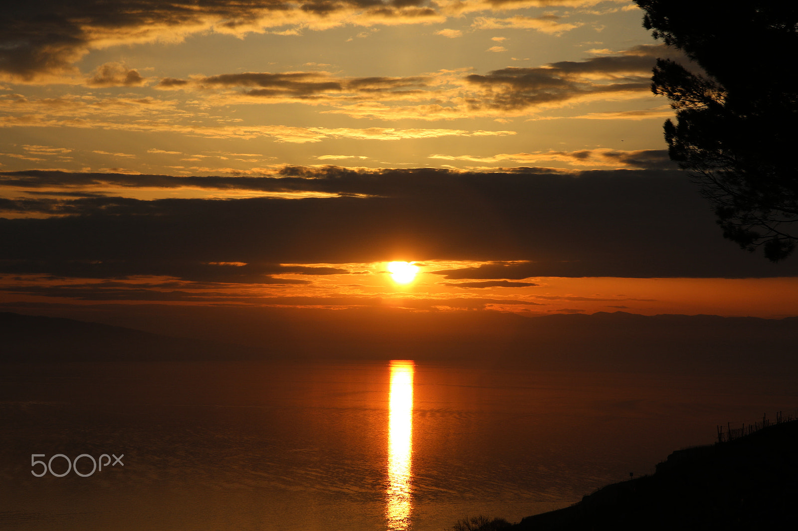 Canon EOS 7D Mark II + Sigma 17-70mm F2.8-4 DC Macro OS HSM sample photo. Sunset over geneva lake by willie b photography