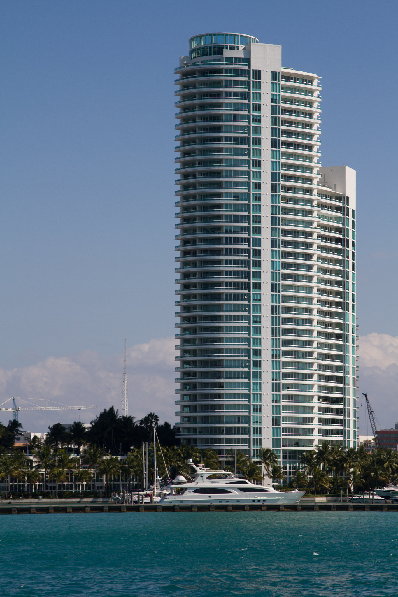 Canon EOS 7D + Sigma 17-70mm F2.8-4 DC Macro OS HSM | C sample photo. Tall building in miami photography