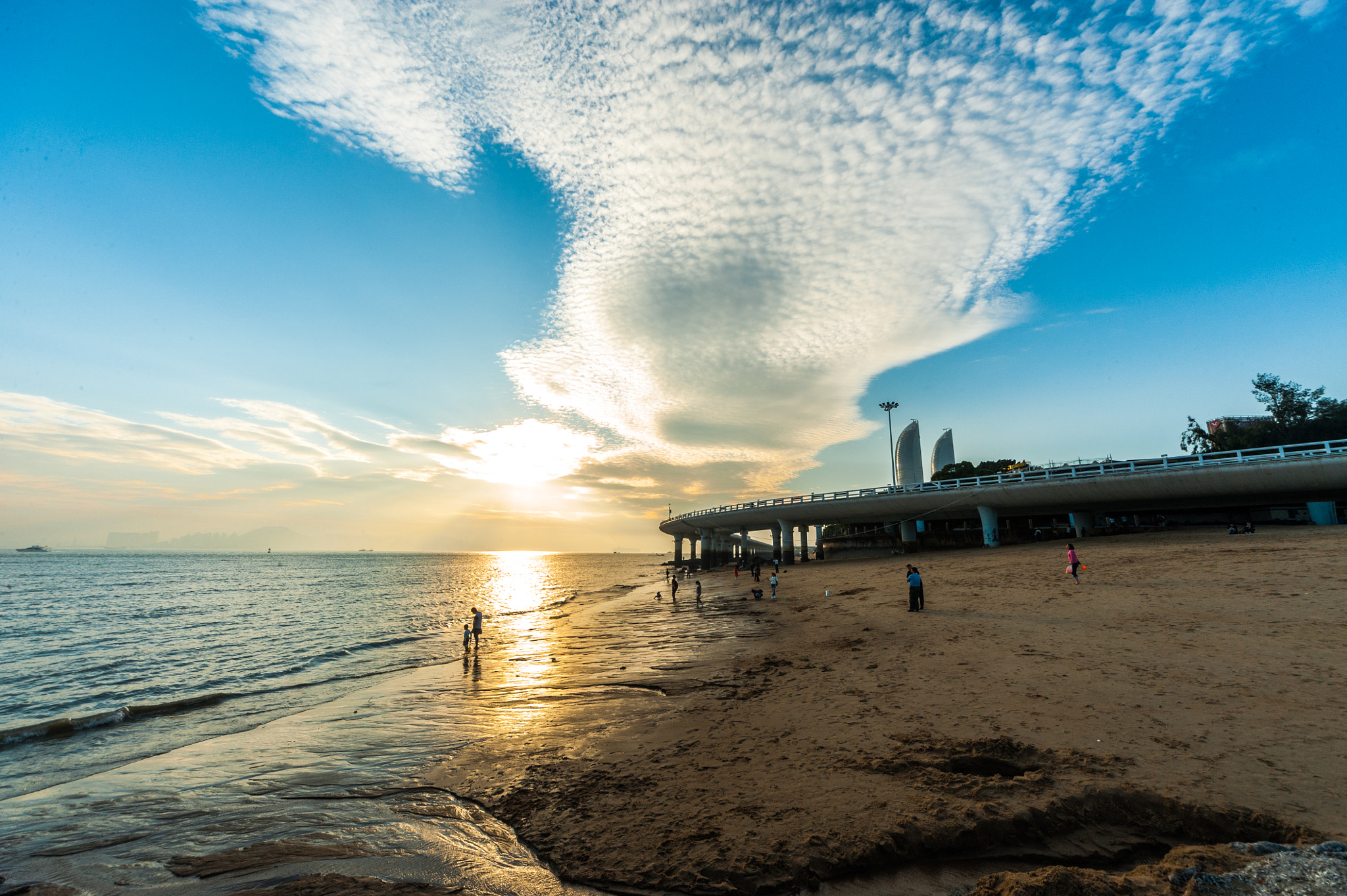 Nikon D3 + Sigma 12-24mm F4.5-5.6 EX DG Aspherical HSM sample photo. Sunshine beach photography