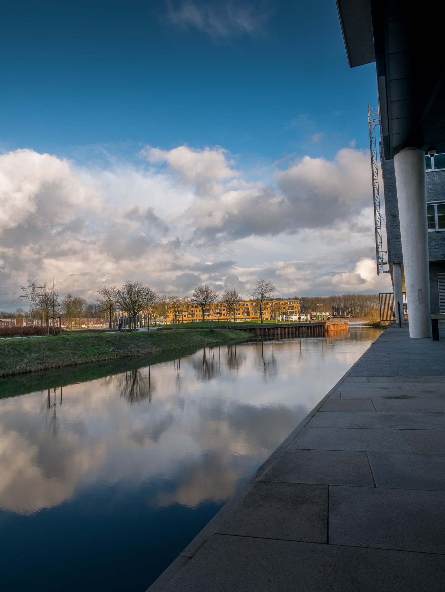 Panasonic Lumix DMC-G85 (Lumix DMC-G80) + Panasonic Lumix G X Vario 12-35mm F2.8 ASPH Power OIS sample photo. Utrecht river building photography