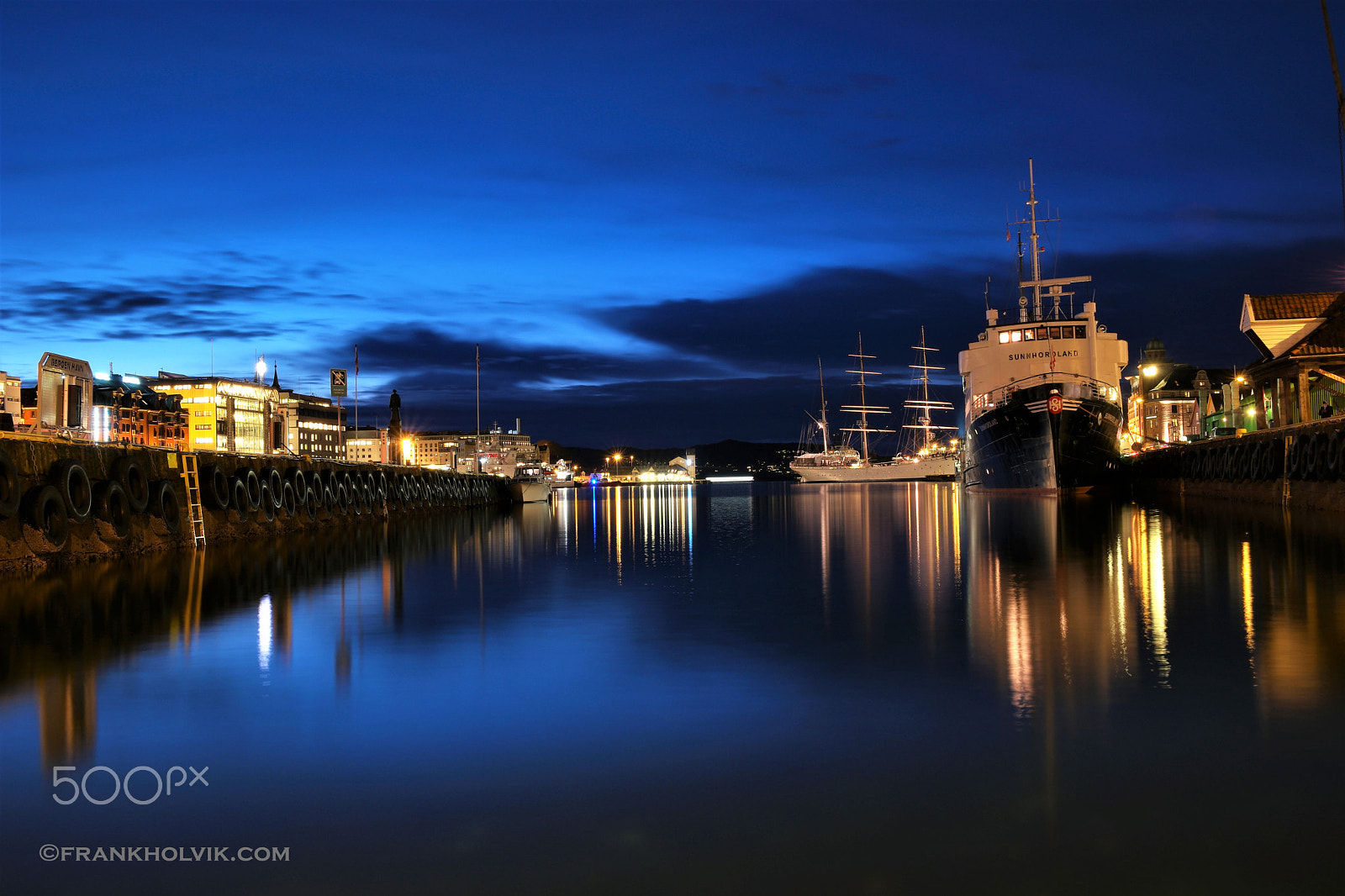 Samsung NX1 + Saumsun NX 16-50mm F2-2.8 S ED OIS sample photo. Bergen harbour in bluehour photography