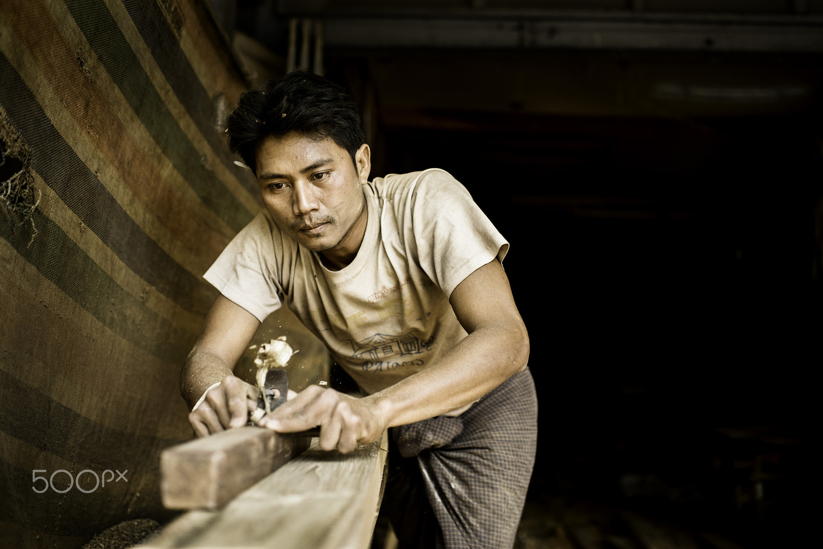 Nikon D800 + Nikon AF-S Nikkor 35mm F1.4G sample photo. Wood worker in mandalay photography