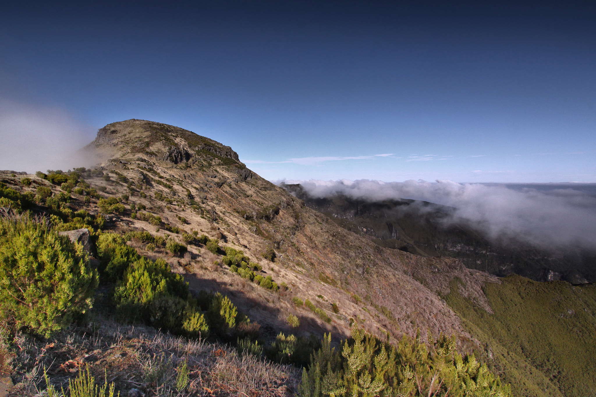 Canon EF-S 10-22mm F3.5-4.5 USM sample photo. Pico ruivo photography