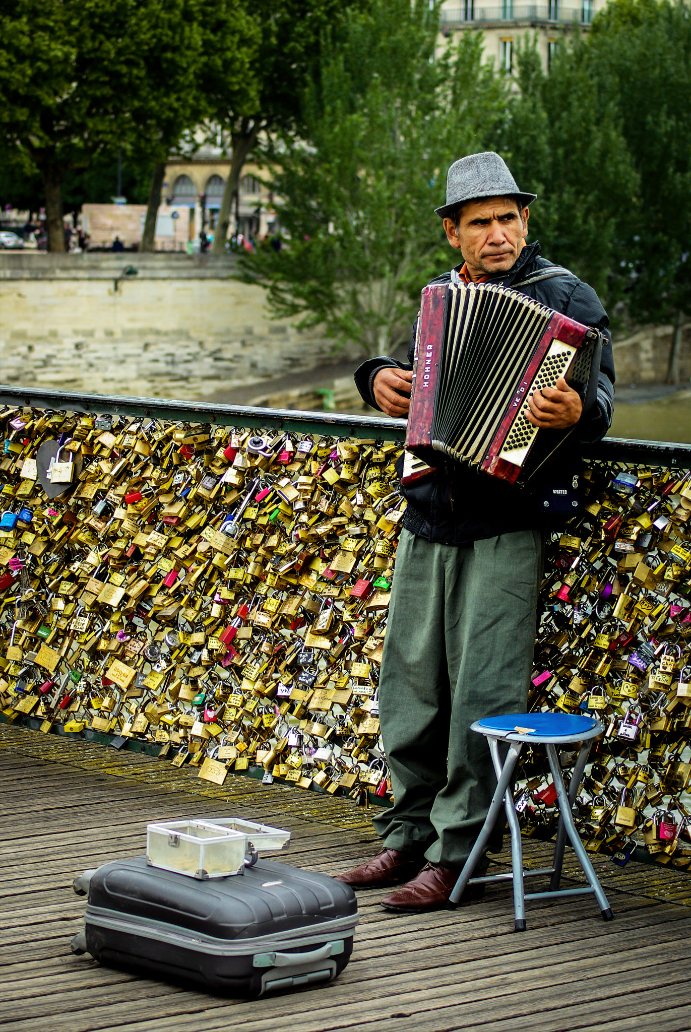 Pentax K10D sample photo. Accordéoniste du pont des arts... photography