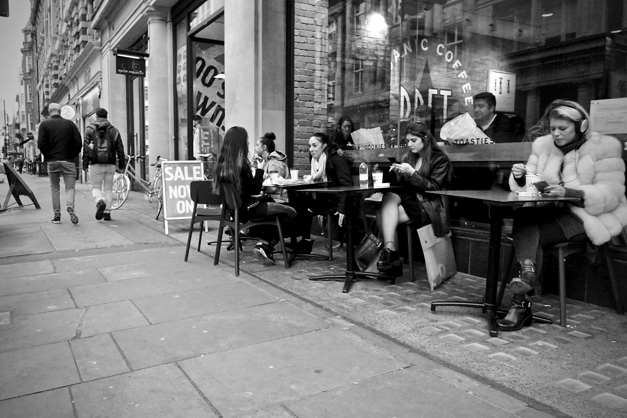Sony Cyber-shot DSC-RX100 IV + Sony 24-70mm F1.8-2.8 sample photo. Central london, uk. photography