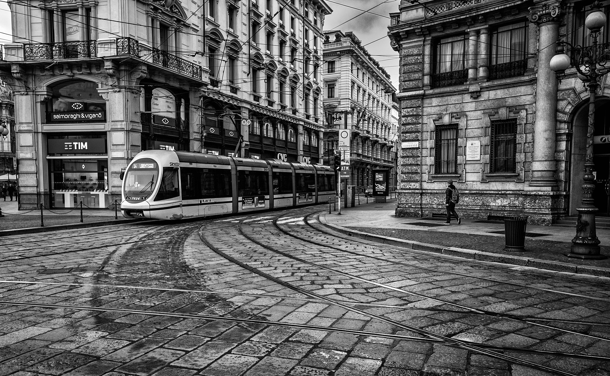 Panasonic Lumix DMC-GH4 + Olympus M.Zuiko Digital ED 7-14mm F2.8 PRO sample photo. Milan modern train photography