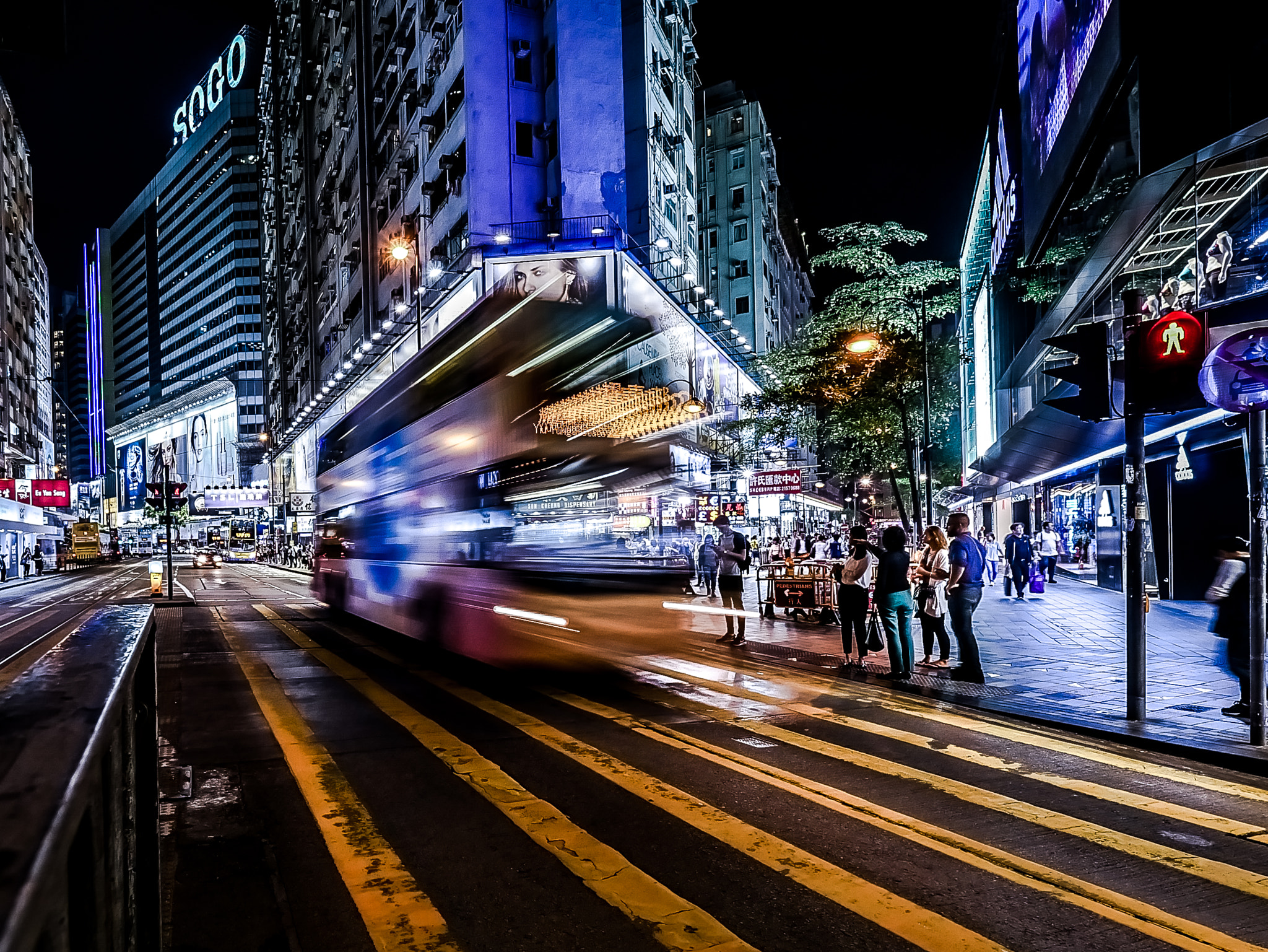 Panasonic Lumix DMC-GH4 + Olympus M.Zuiko Digital ED 7-14mm F2.8 PRO sample photo. Bus stop hong kong photography