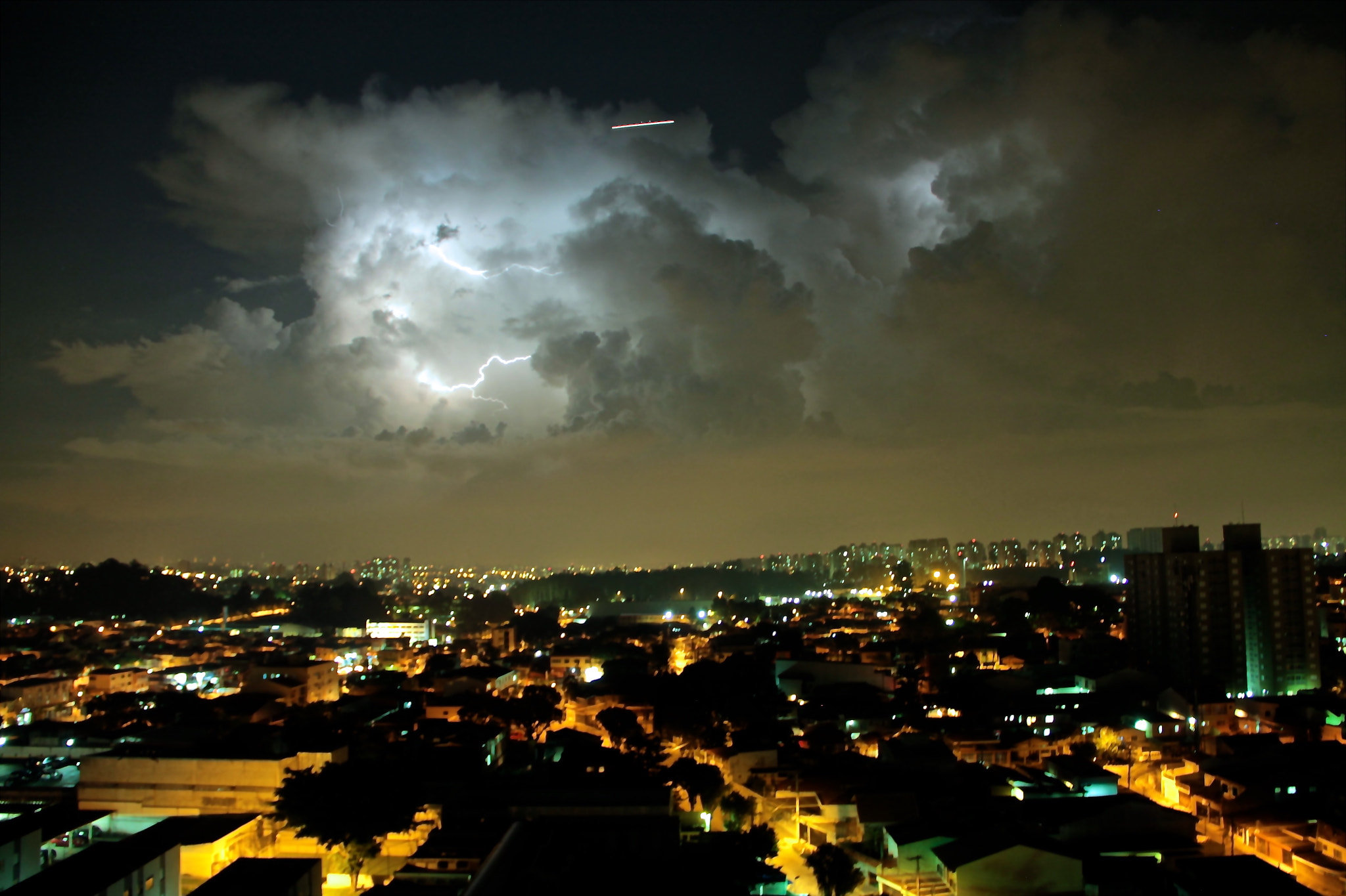 Canon EF-S 18-135mm F3.5-5.6 IS sample photo. Sweat storm photography