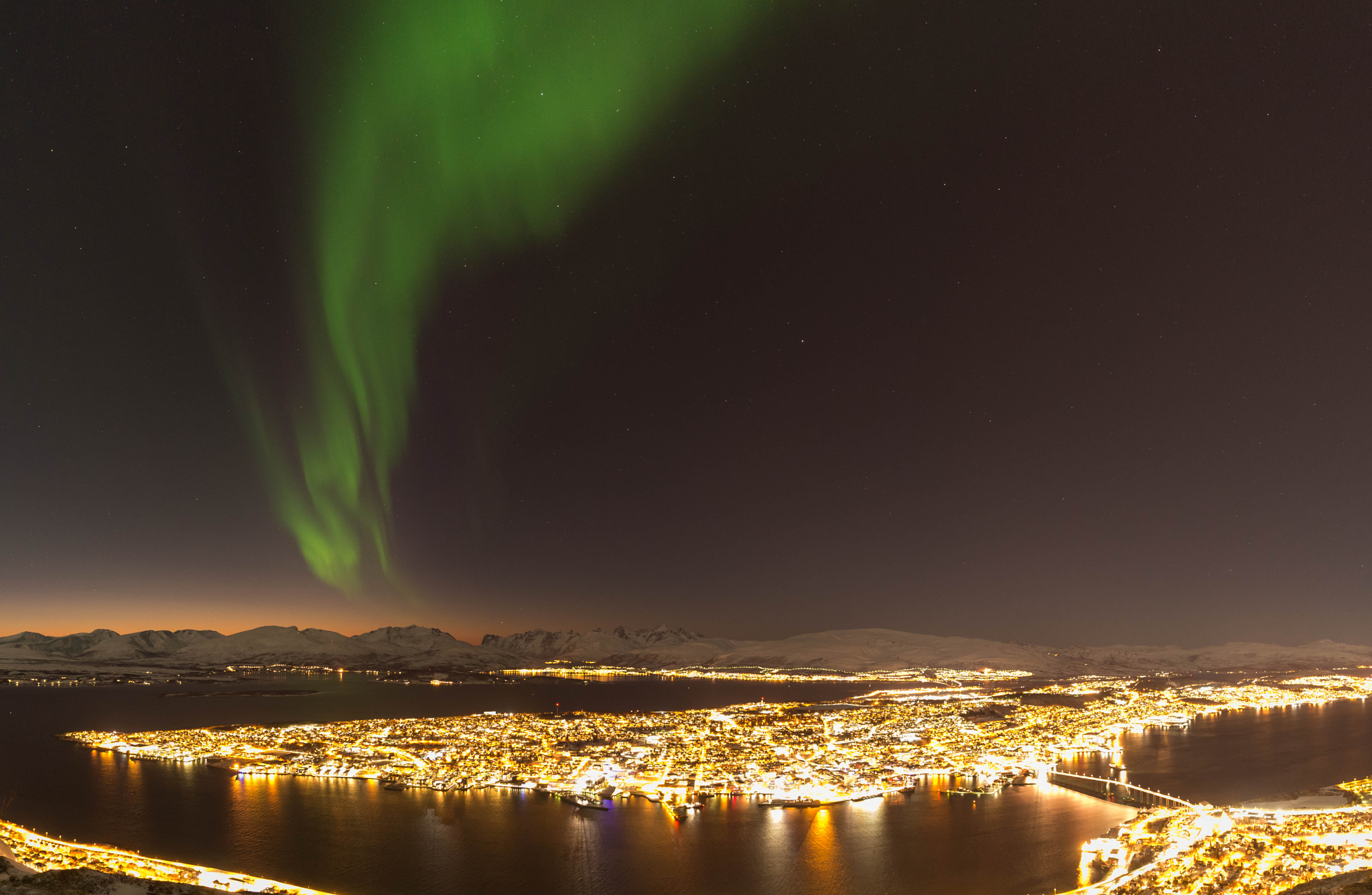 Nikon AF-S Nikkor 14-24mm F2.8G ED sample photo. Fumata verde sobre tromsø photography