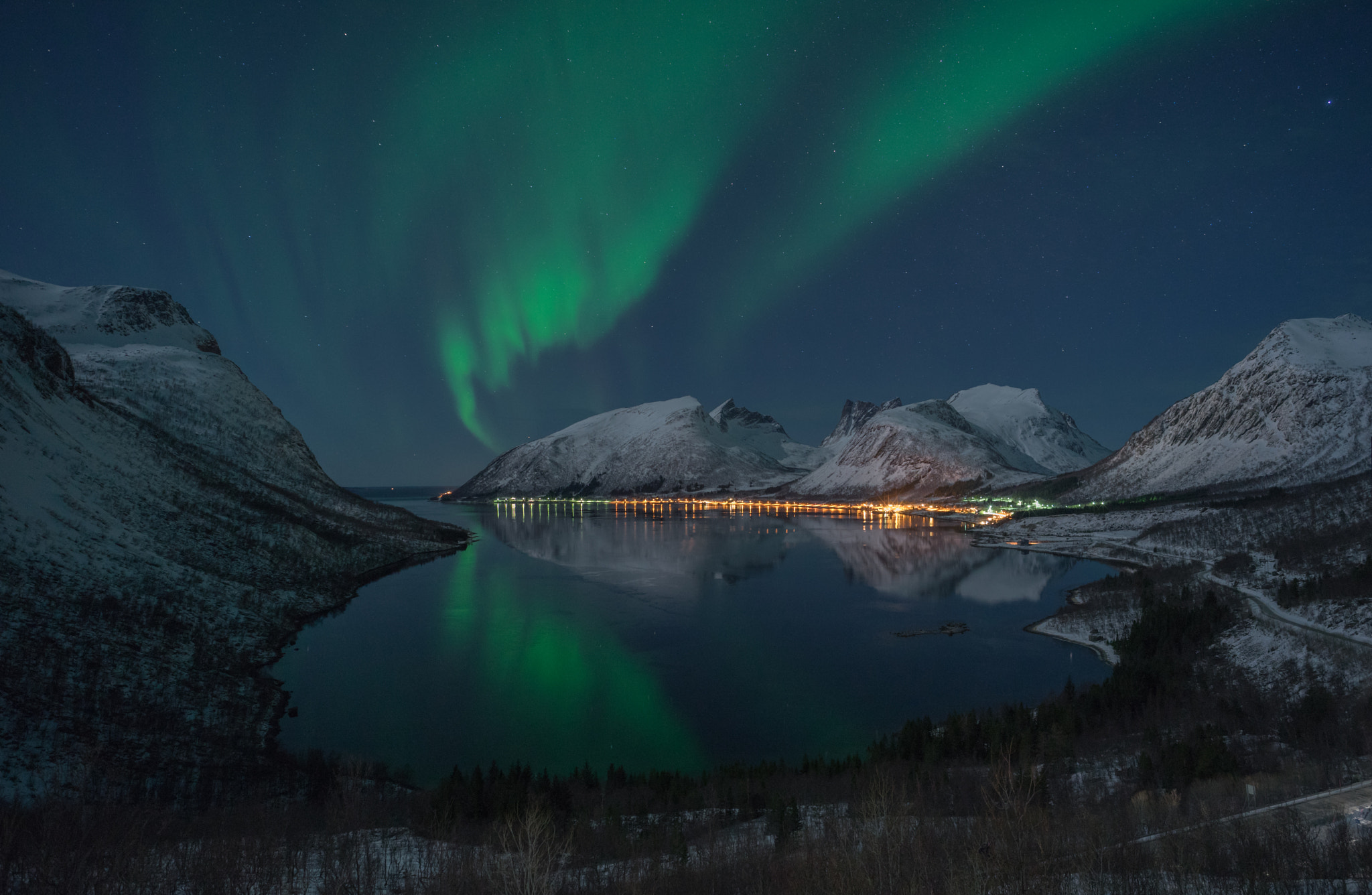 E 21mm F2.8 sample photo. Dancing northern lights  photography