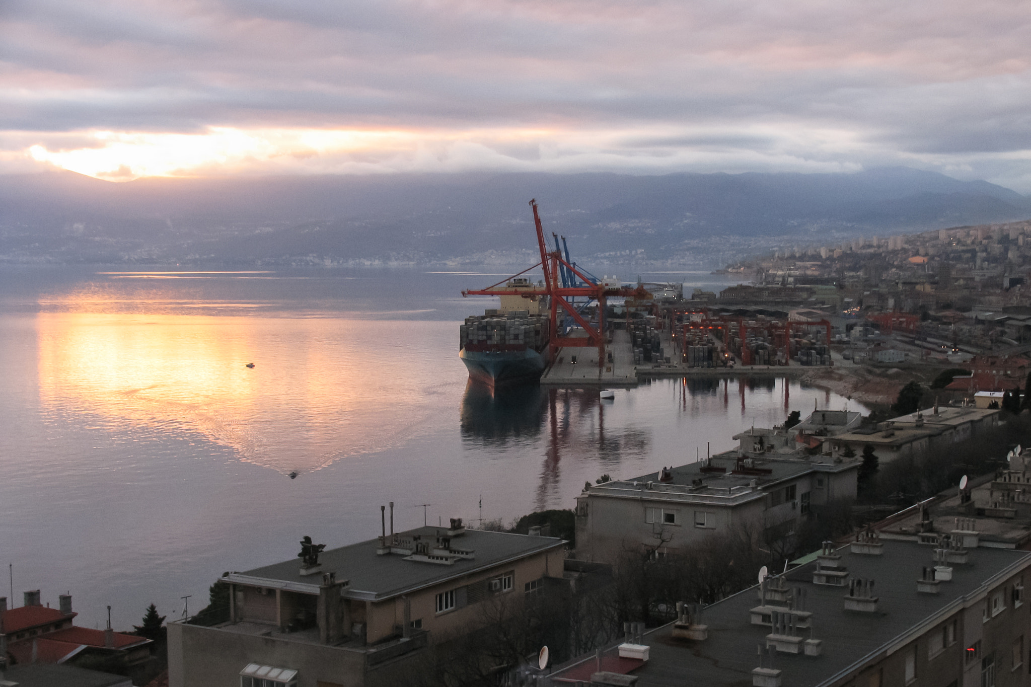 Canon POWERSHOT PRO1 sample photo. Last sunrays falling on the port photography