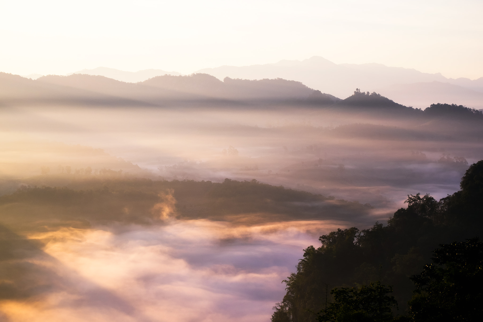 Fujifilm X-E2 + Fujifilm XF 55-200mm F3.5-4.8 R LM OIS sample photo. Sunlight on foggy valley photography