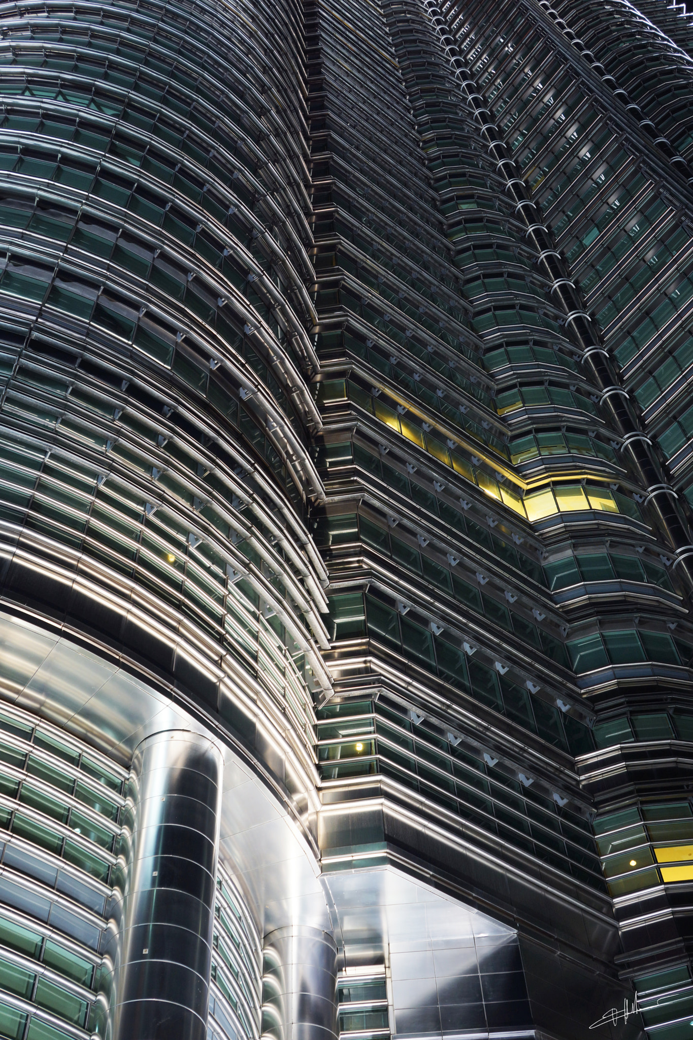 Sony Alpha NEX-7 + Sony E 18-55mm F3.5-5.6 OSS sample photo. Petronas tower photography
