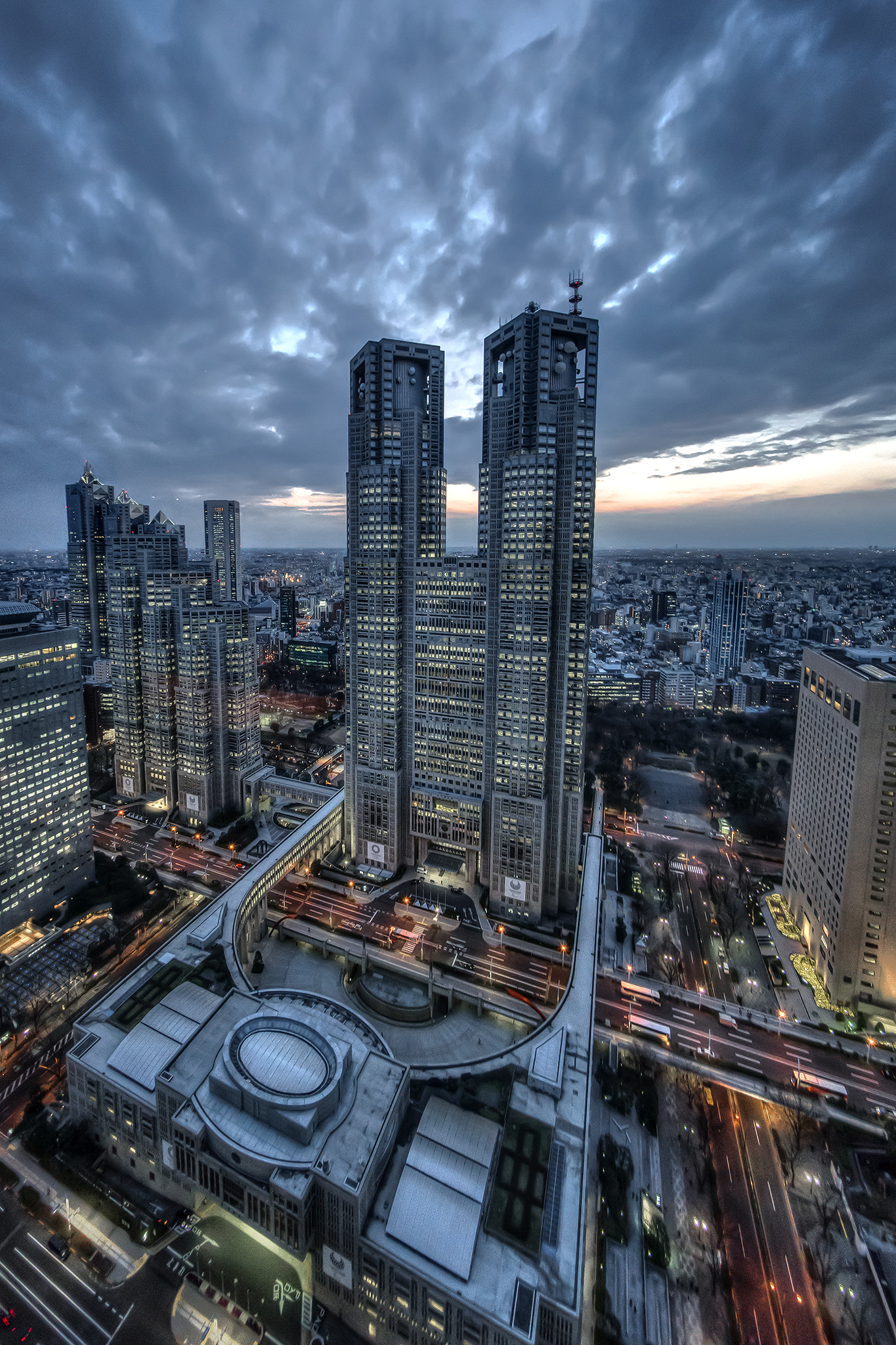 Voigtlander HELIAR-HYPER WIDE 10mm F5.6 sample photo. Tokyo at twilight photography