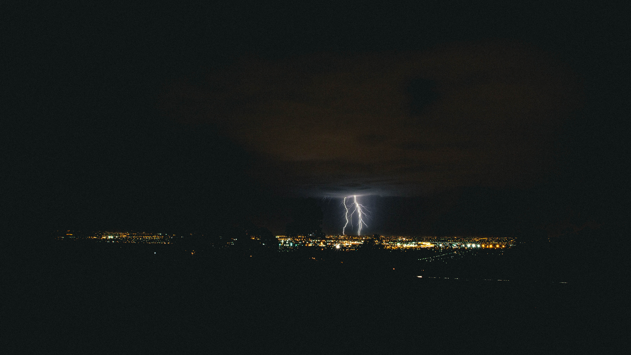 Canon EOS 600D (Rebel EOS T3i / EOS Kiss X5) + Canon EF 17-40mm F4L USM sample photo. Stormy night photography