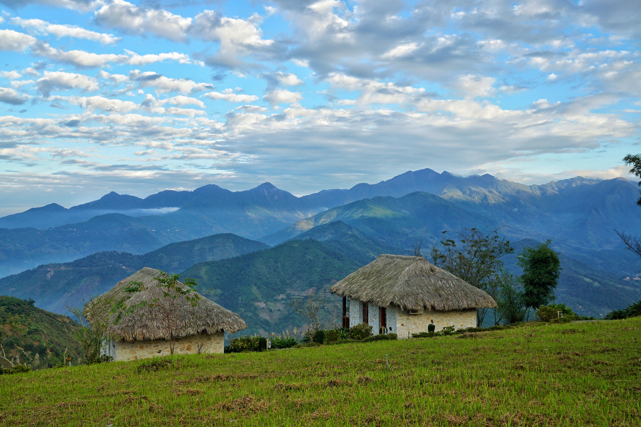 Sony Vario-Tessar T* E 16-70mm F4 ZA OSS sample photo. The little house on the hill. photography