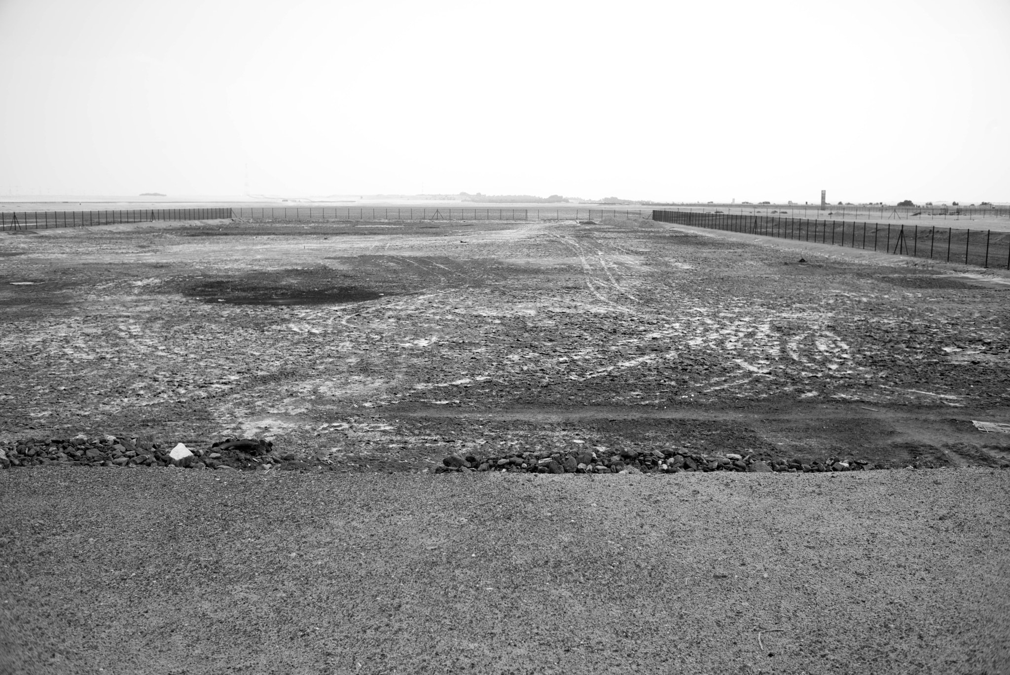 Summicron-M 1:2/35 sample photo. Behind, the sea photography