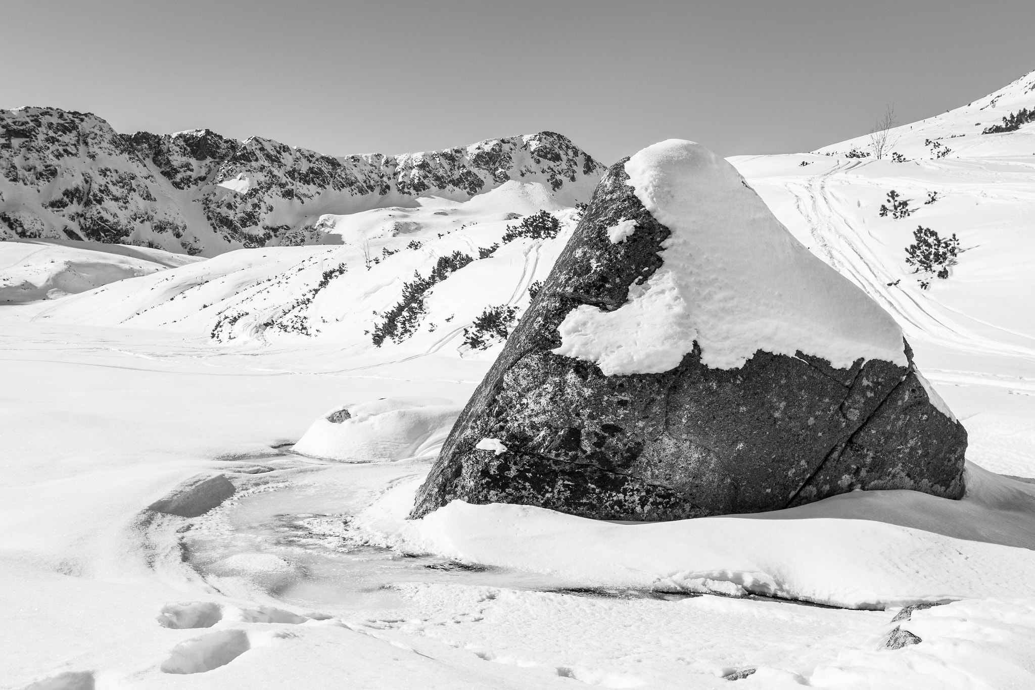 Canon EF-S 24mm F2.8 STM sample photo. Rock on the lake photography