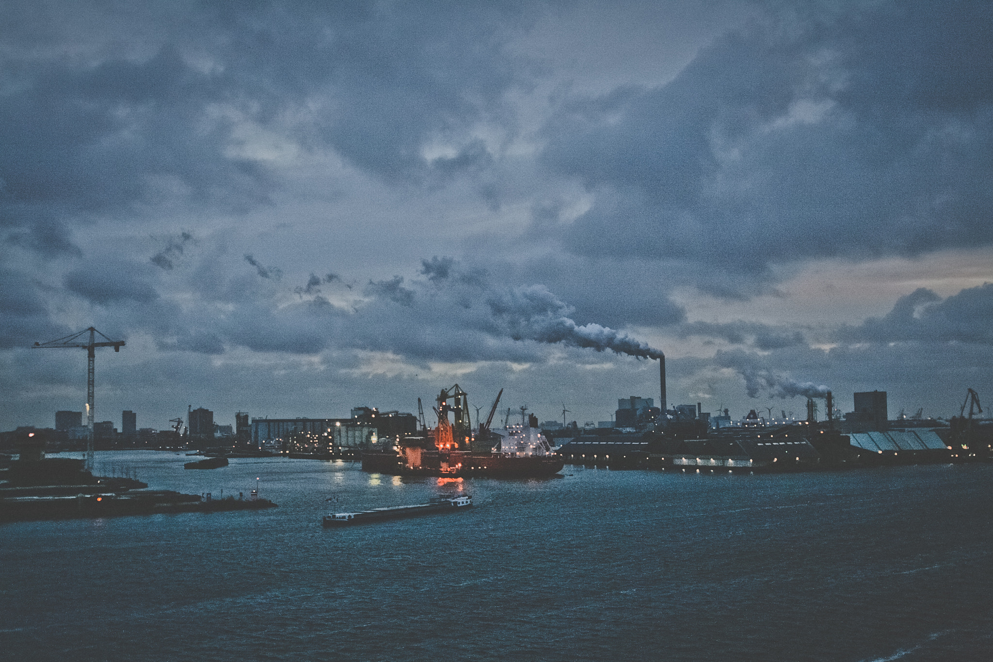 Canon EOS 400D (EOS Digital Rebel XTi / EOS Kiss Digital X) sample photo. Amsterdam shipyard by night photography