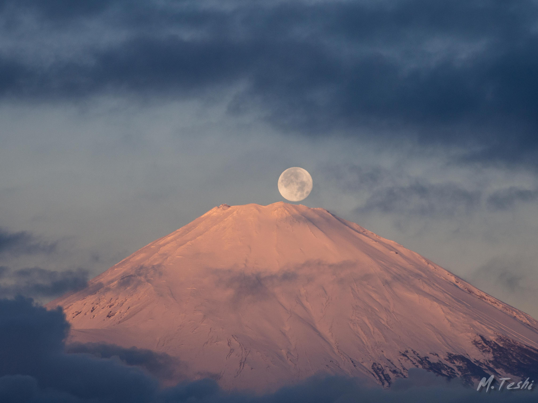 Olympus PEN E-PL5 + Olympus M.Zuiko Digital ED 12-100mm F4.0 IS Pro sample photo. When the moon hides behind the top of mt. fuji, the cloud has left（月沈む時、雲流れて) photography