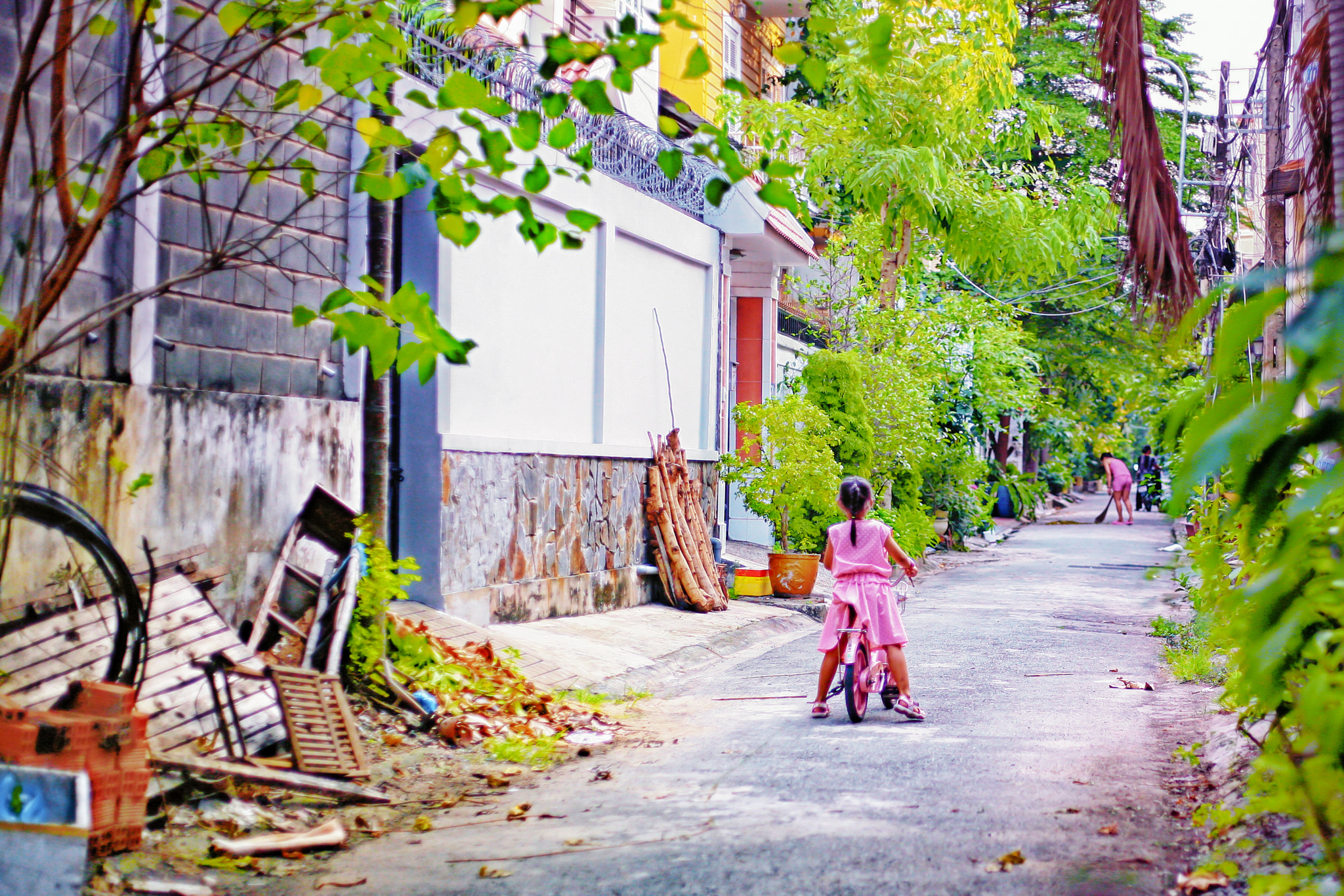 Canon EOS 5D sample photo. A small little girl in a small village photography
