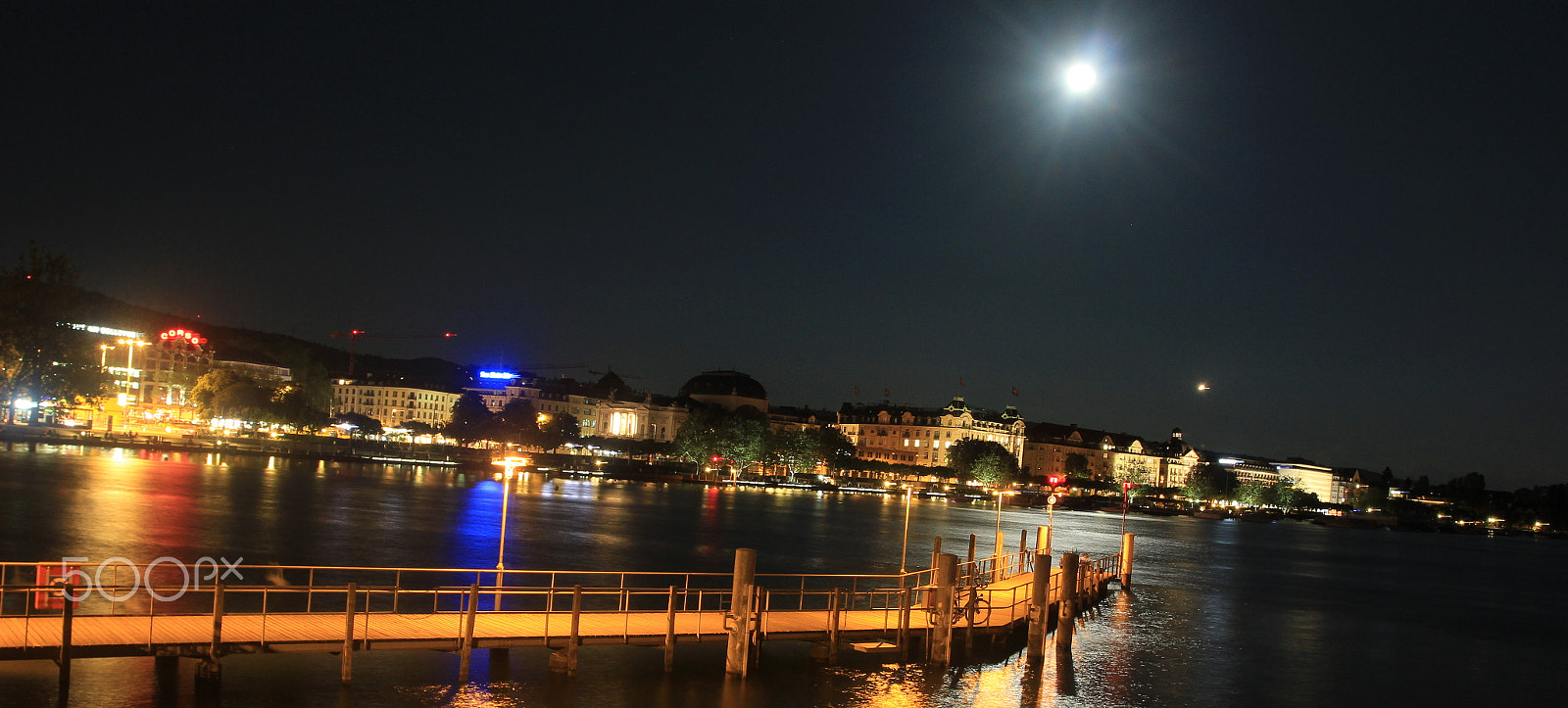 Canon EOS 600D (Rebel EOS T3i / EOS Kiss X5) + Canon EF 17-40mm F4L USM sample photo. Nightscape of zurich under a full moon photography