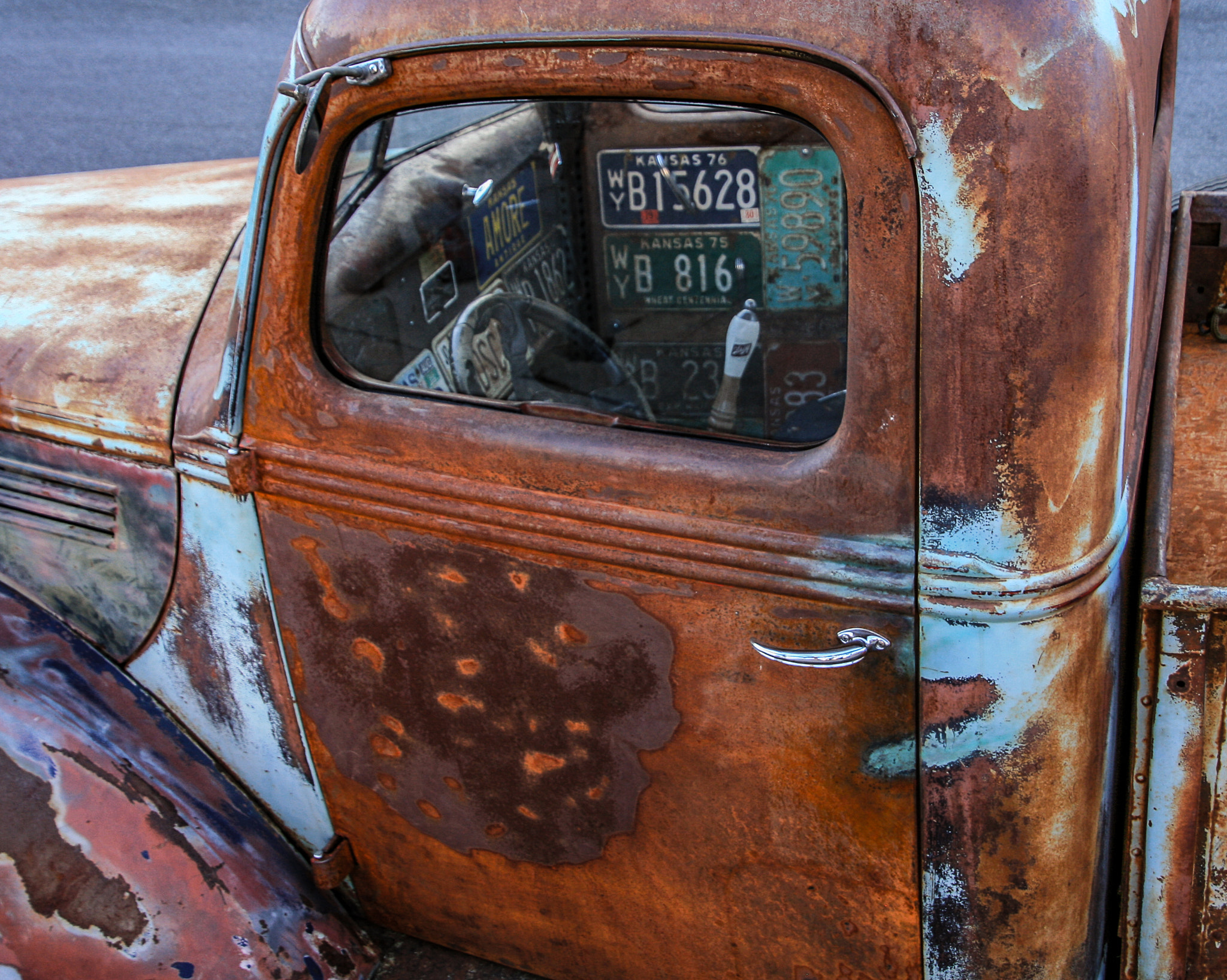 Canon EOS 400D (EOS Digital Rebel XTi / EOS Kiss Digital X) sample photo. Rusty truck photography