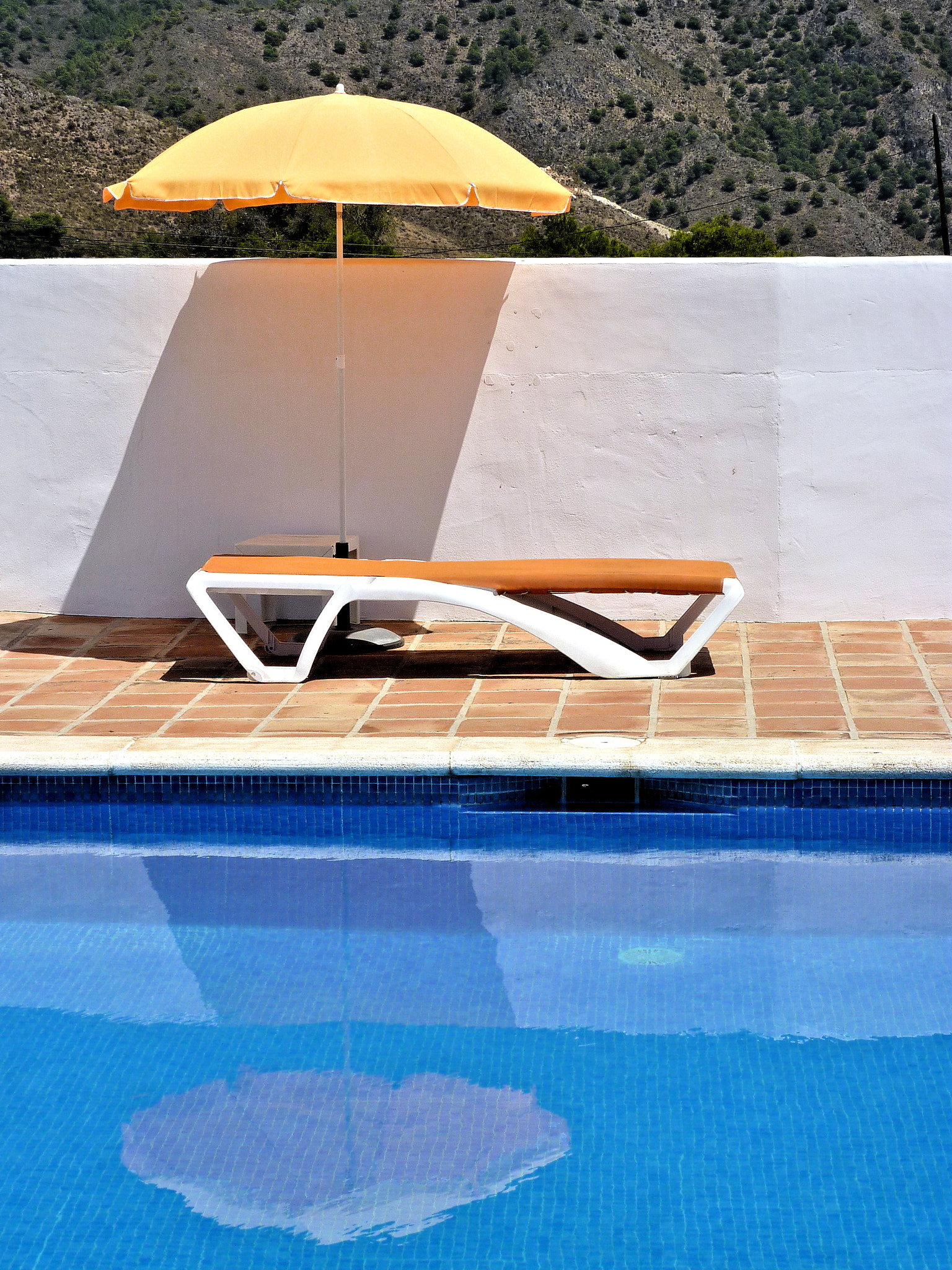 Panasonic Lumix DMC-ZS1 (Lumix DMC-TZ6) sample photo. Poolside parasol photography