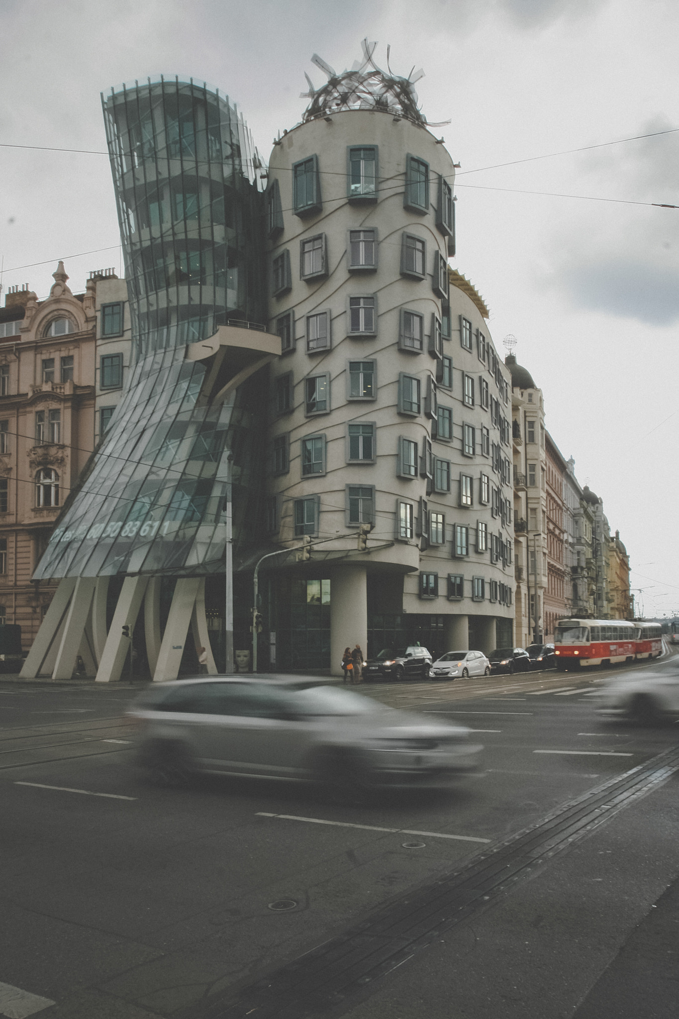 Sigma 10-20mm F3.5 EX DC HSM sample photo. Dancing house photography