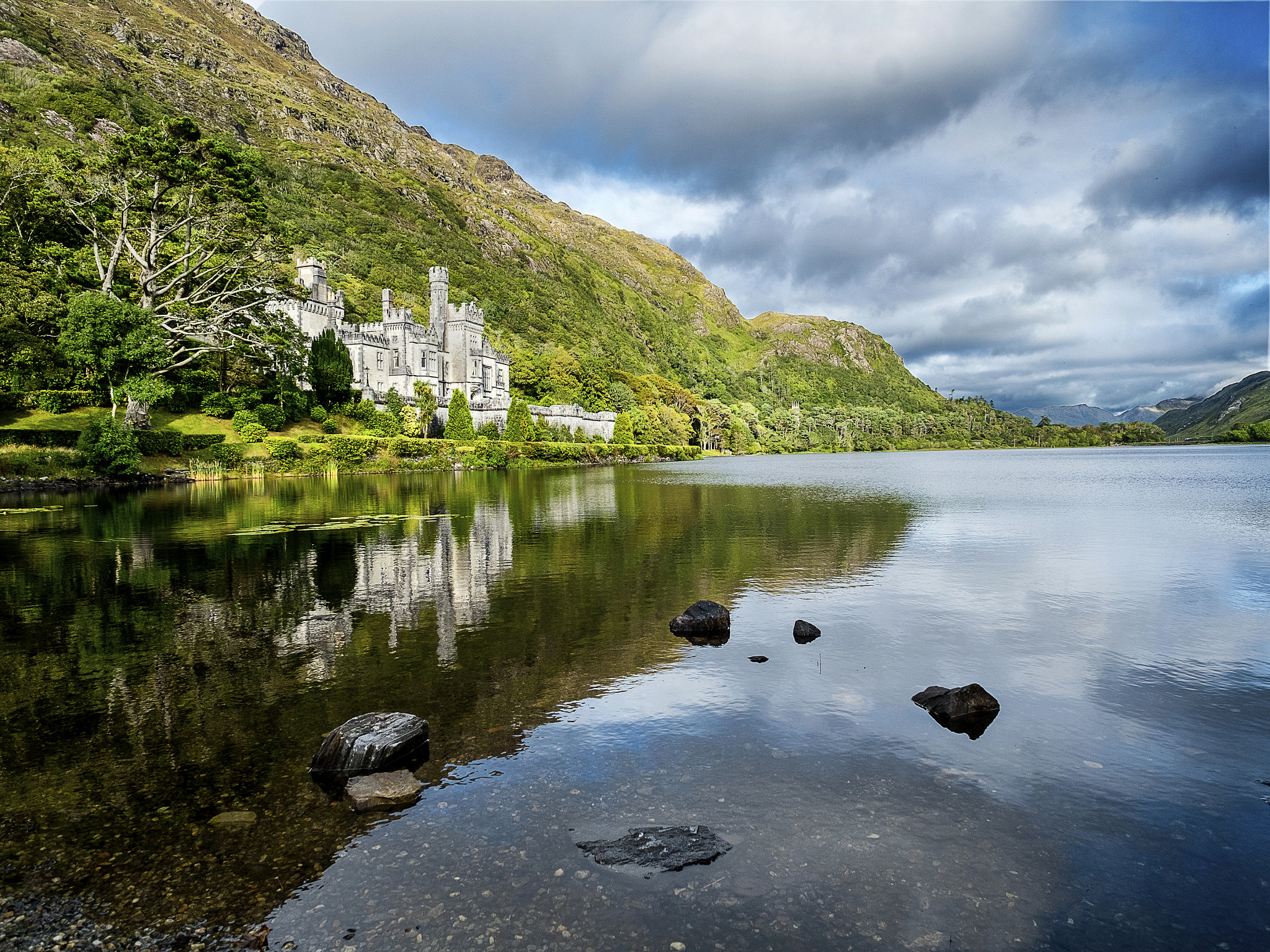 Fujifilm X-E1 + Fujifilm XF 14mm F2.8 R sample photo. Kylemore abbey, galway photography