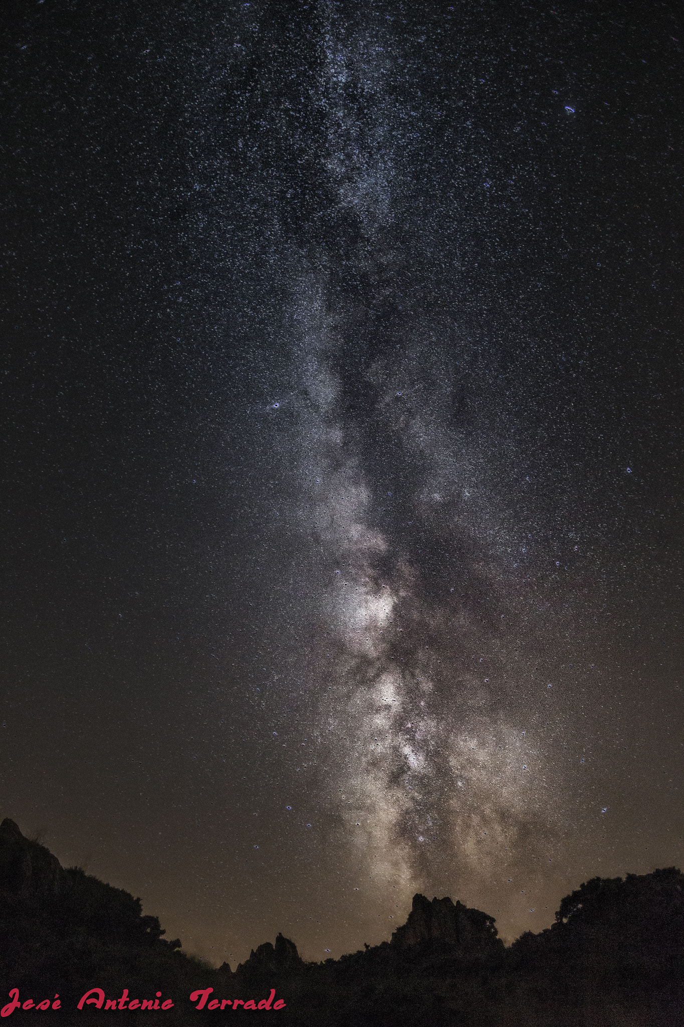 Canon EOS 6D + Canon EF 20mm F2.8 USM sample photo. Camino entre las montañas photography