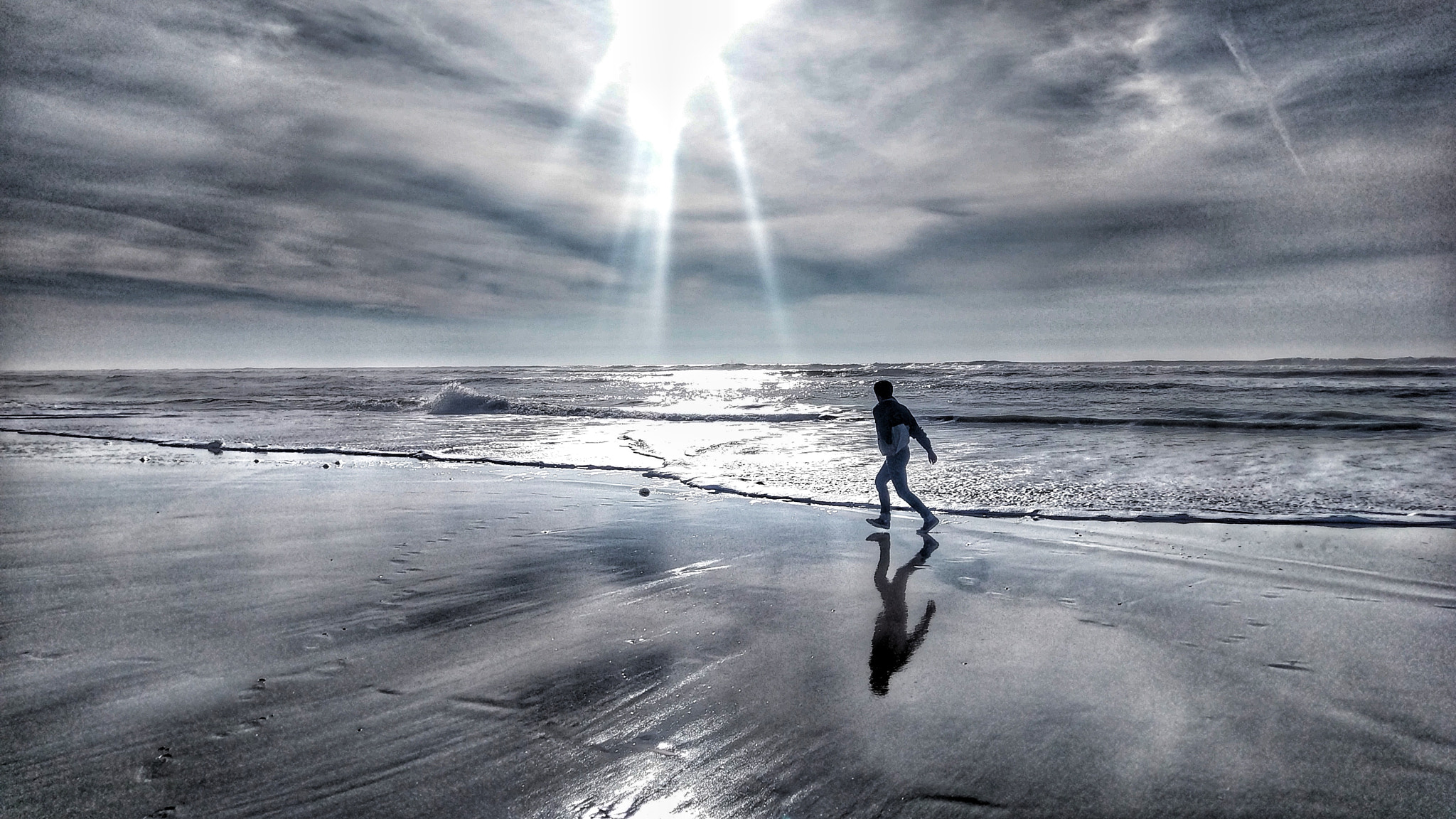 HTC M10 sample photo. Boy running on the beach photography