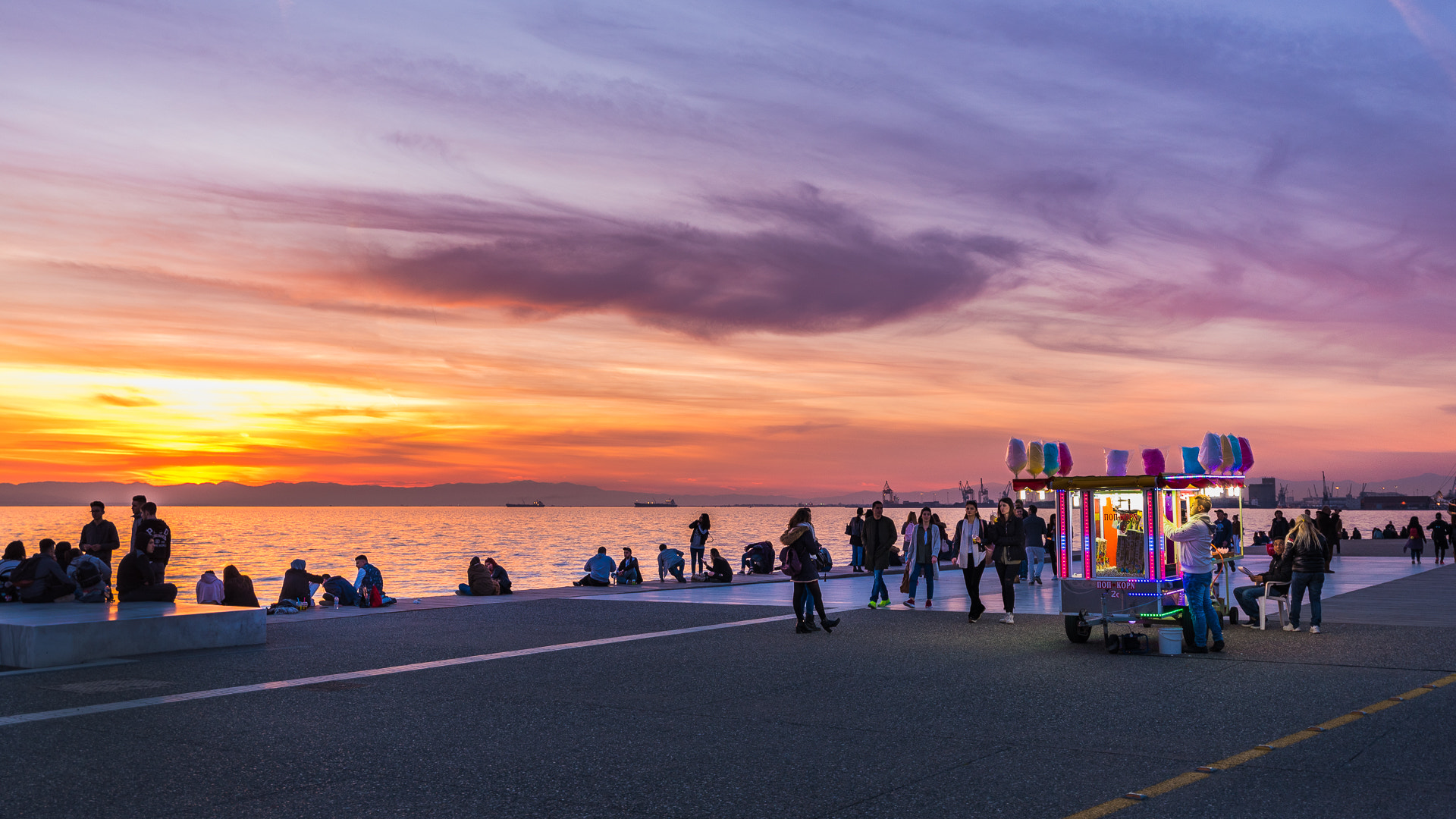 Nikon AF-S Nikkor 18-35mm F3.5-4.5G ED sample photo. Sunset & candies photography